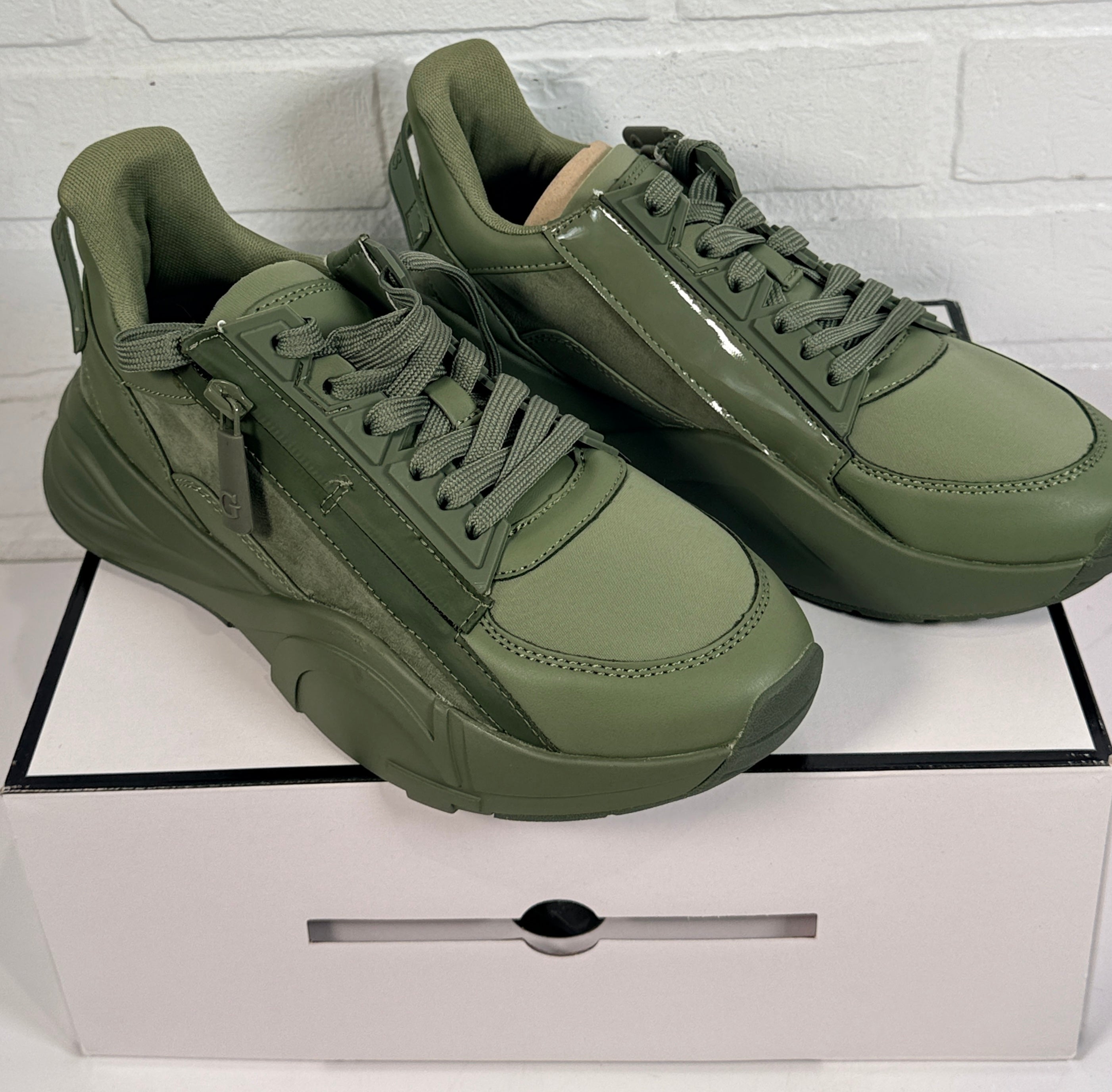 GUESS Bailian-A platform sneakers women’s size 8 in medium green. New in box chunky fashion shoes with bold streetwear style and comfort.