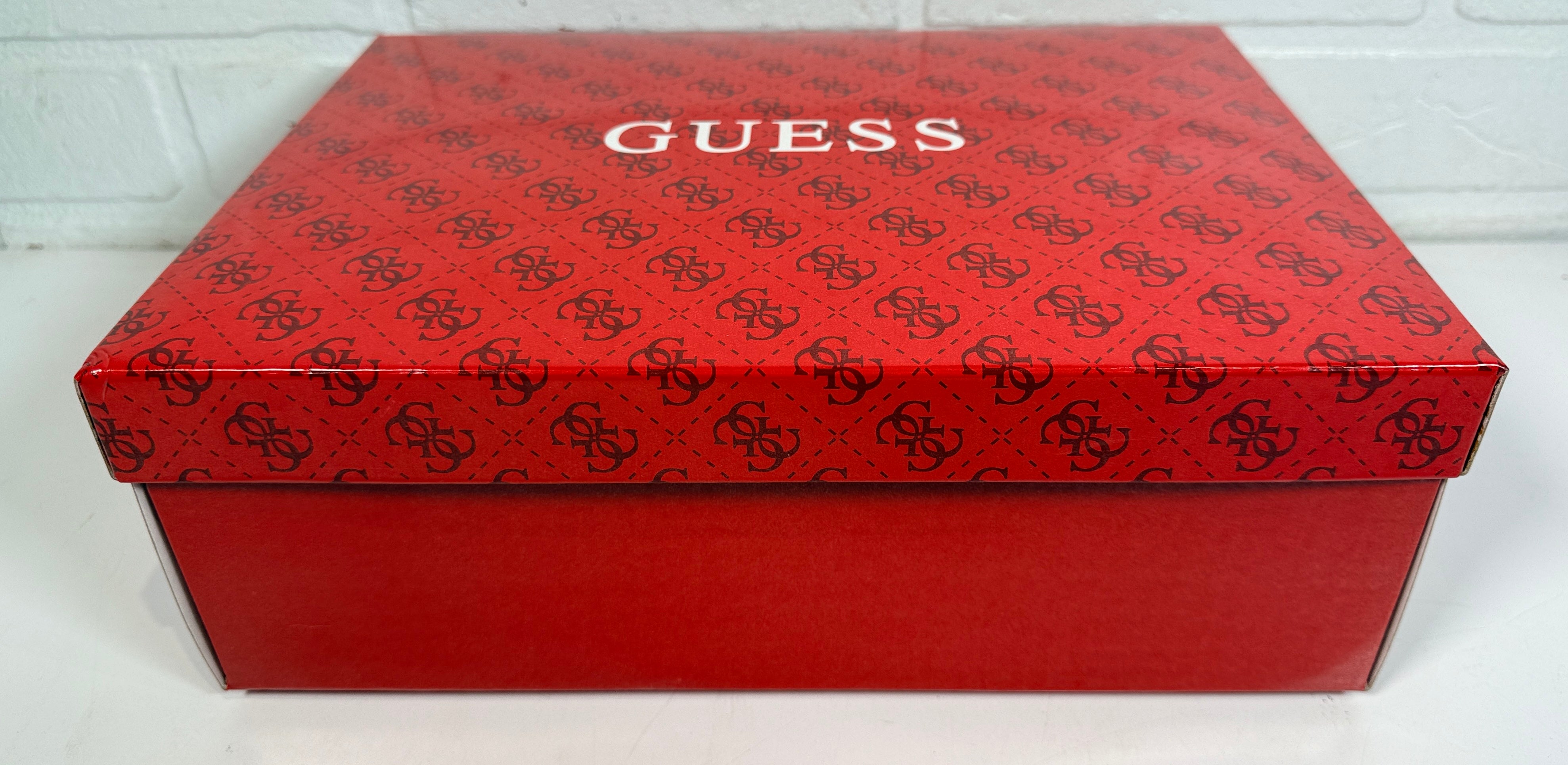GUESS Alexa women’s white platform sneakers size 9 with box. Clean chunky sole lace-up casual fashion shoes in very good pre-owned condition.