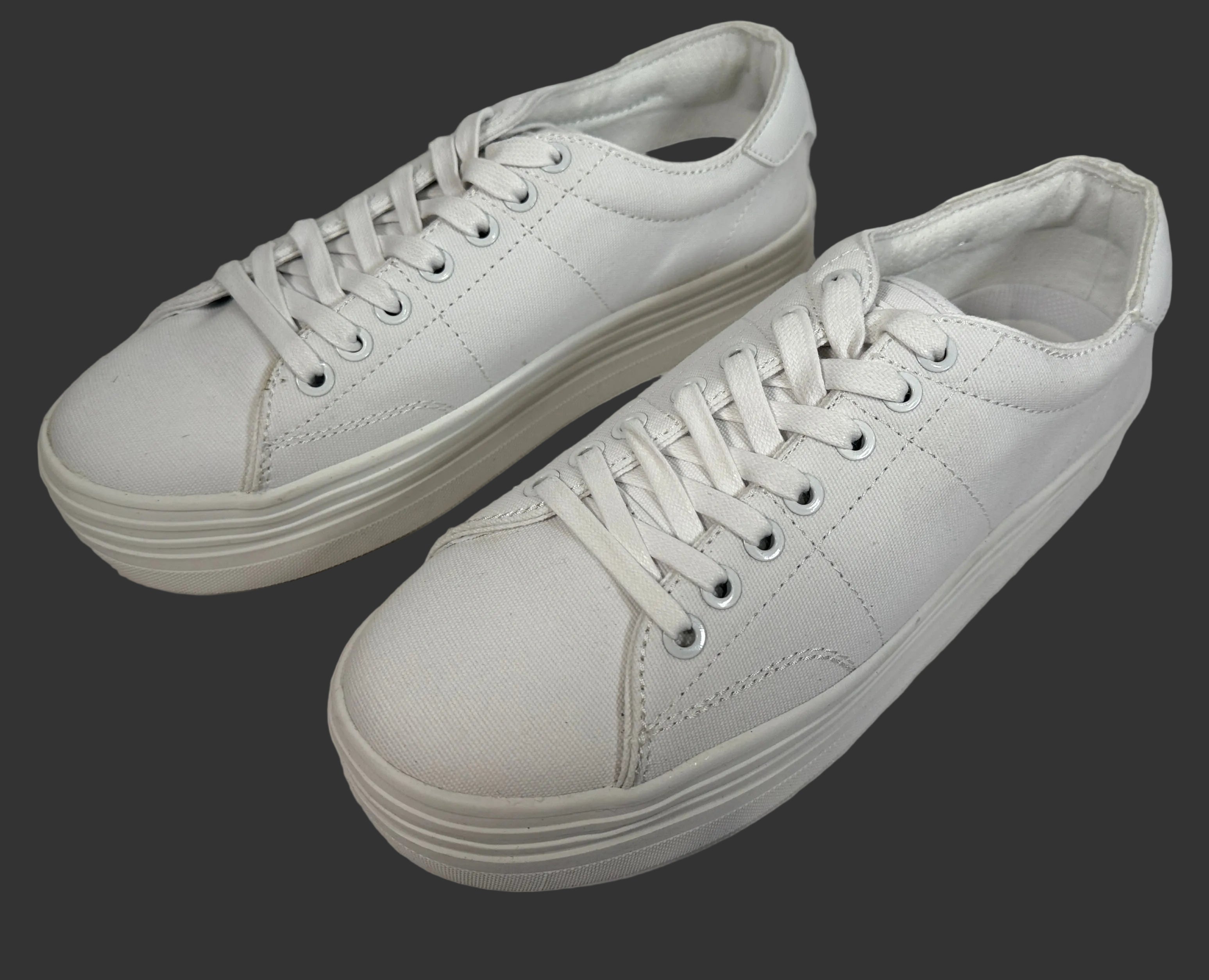 GUESS Alexa women’s white platform sneakers size 9 with box. Clean chunky sole lace-up casual fashion shoes in very good pre-owned condition.
