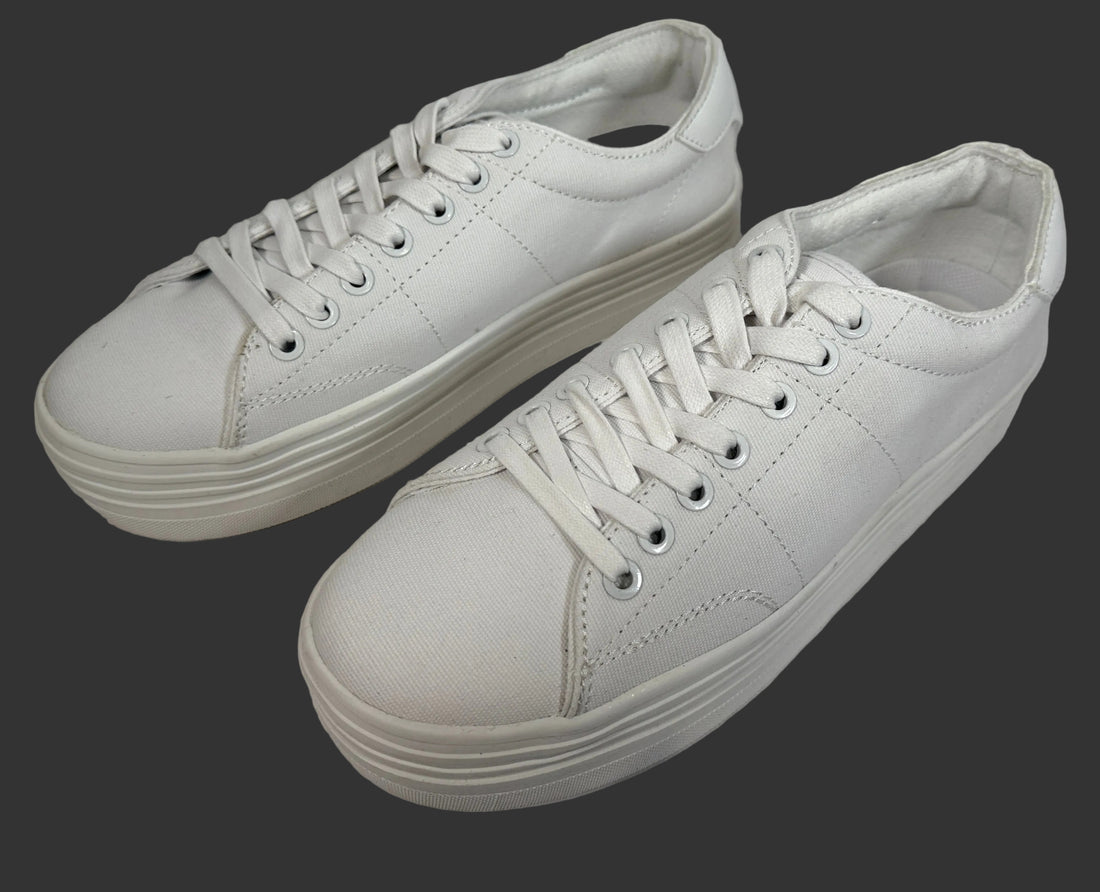 GUESS Alexa women’s white platform sneakers size 9 with box. Clean chunky sole lace-up casual fashion shoes in very good pre-owned condition.