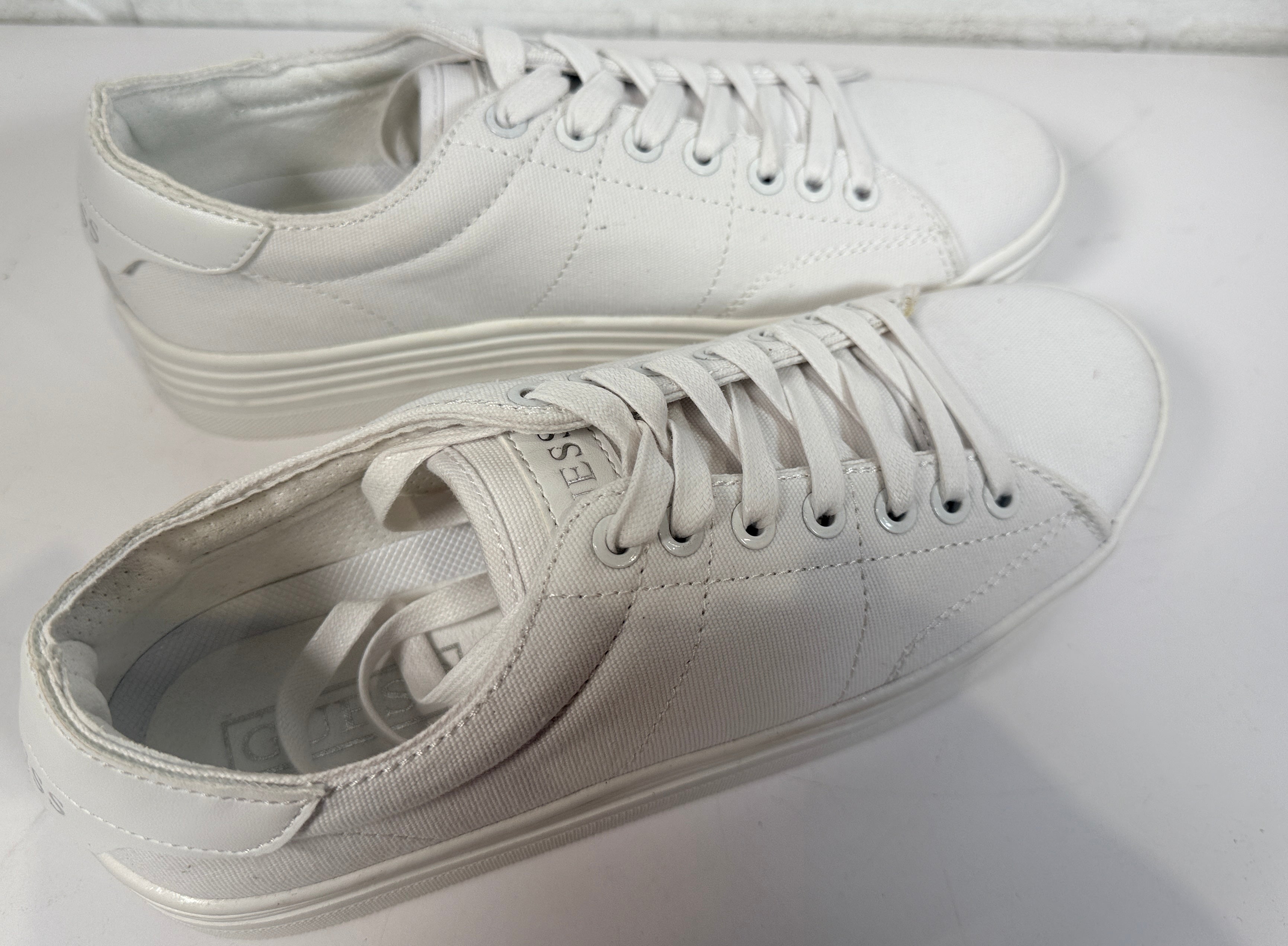 GUESS Alexa women’s white platform sneakers size 9 with box. Clean chunky sole lace-up casual fashion shoes in very good pre-owned condition.
