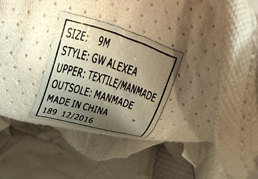 GUESS Alexa women’s white platform sneakers size 9 with box. Clean chunky sole lace-up casual fashion shoes in very good pre-owned condition.