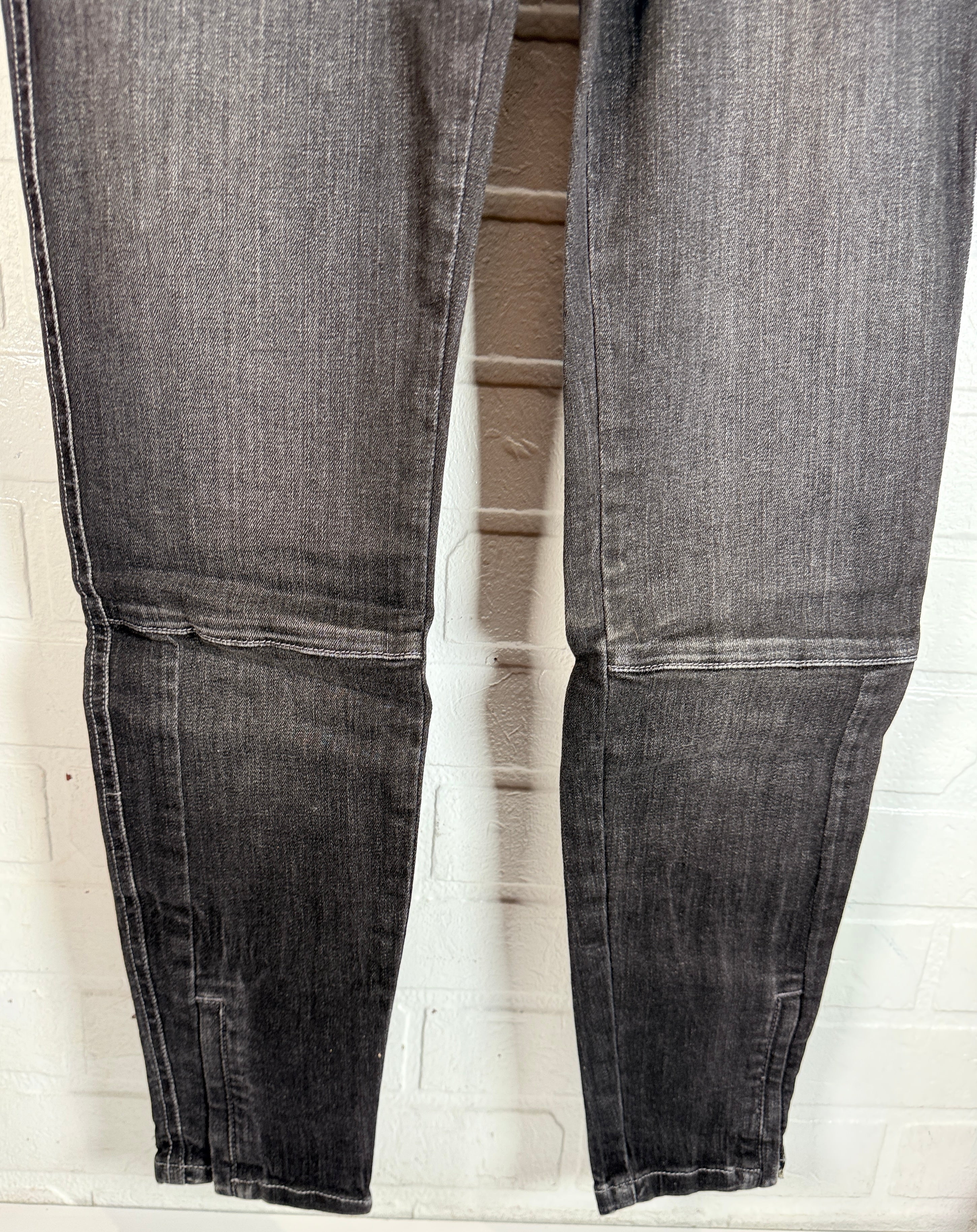 GUESS Power Stretch Skinny jeans women’s size 29 regular dark grey wash new with tags. Stretch denim with ankle zips and logo detail.