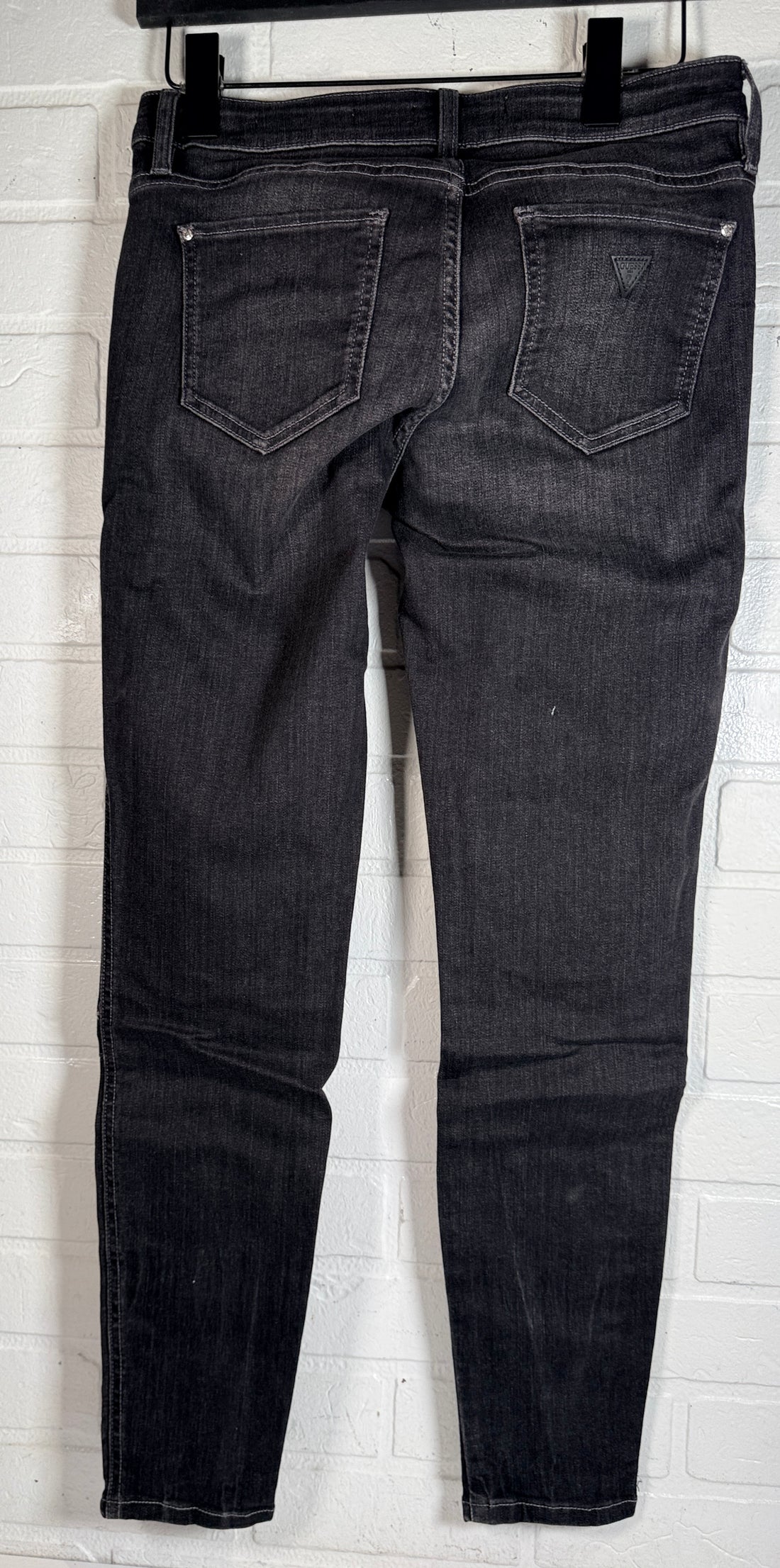 GUESS Power Stretch Skinny jeans women’s size 29 regular dark grey wash new with tags. Stretch denim with ankle zips and logo detail.