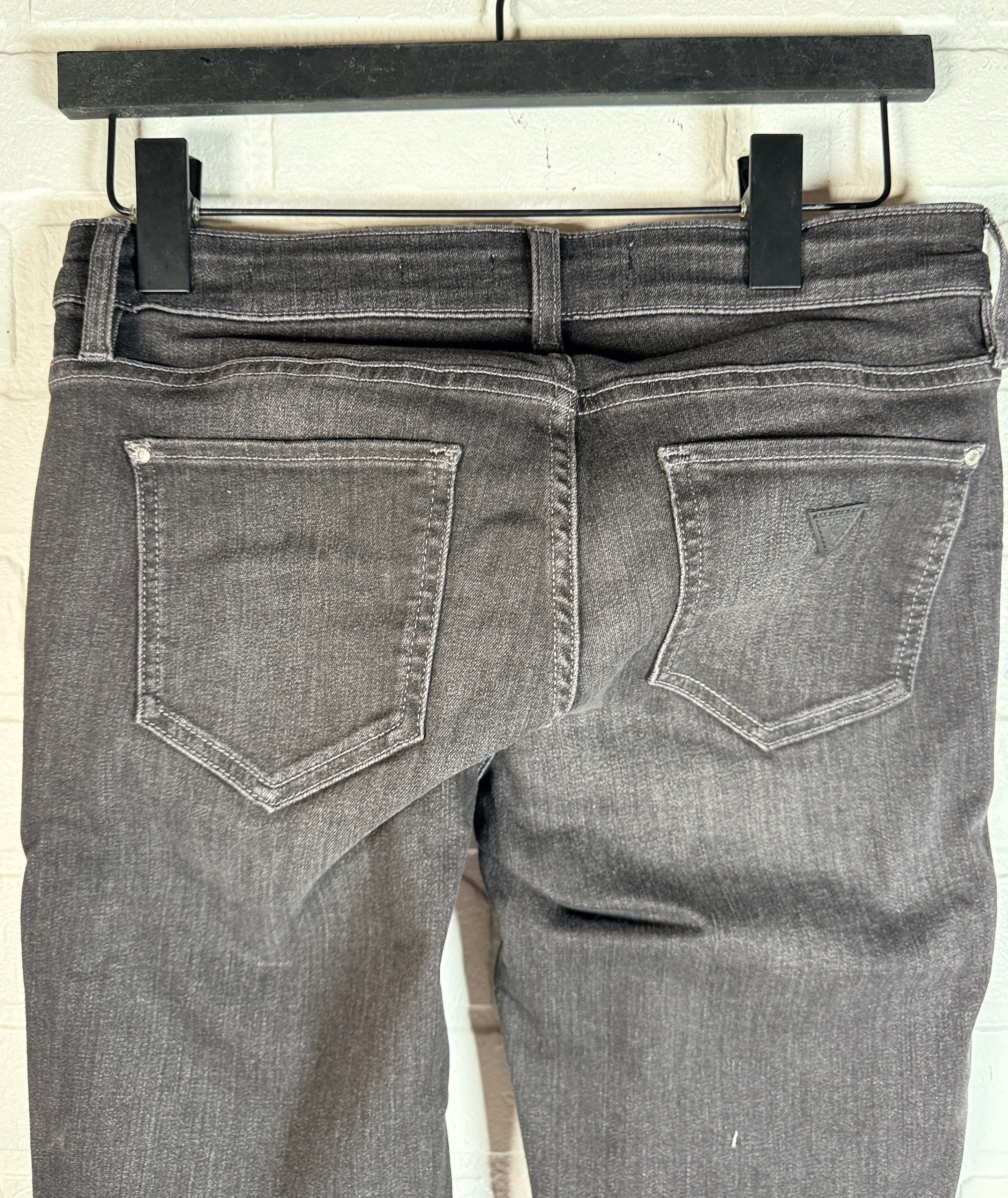 GUESS Power Stretch Skinny jeans women’s size 29 regular dark grey wash new with tags. Stretch denim with ankle zips and logo detail.