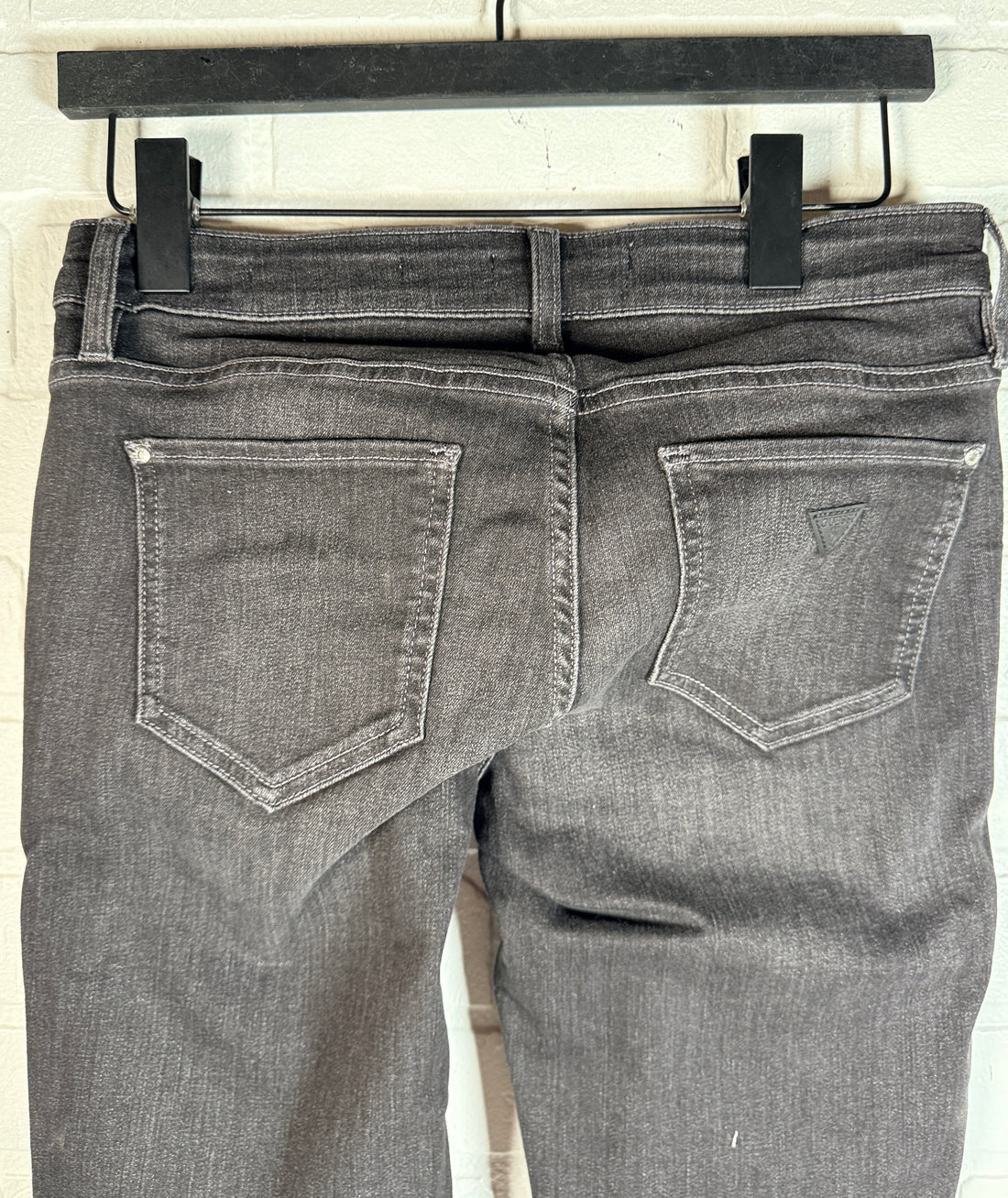 GUESS Power Stretch Skinny jeans women’s size 29 regular dark grey wash new with tags. Stretch denim with ankle zips and logo detail.