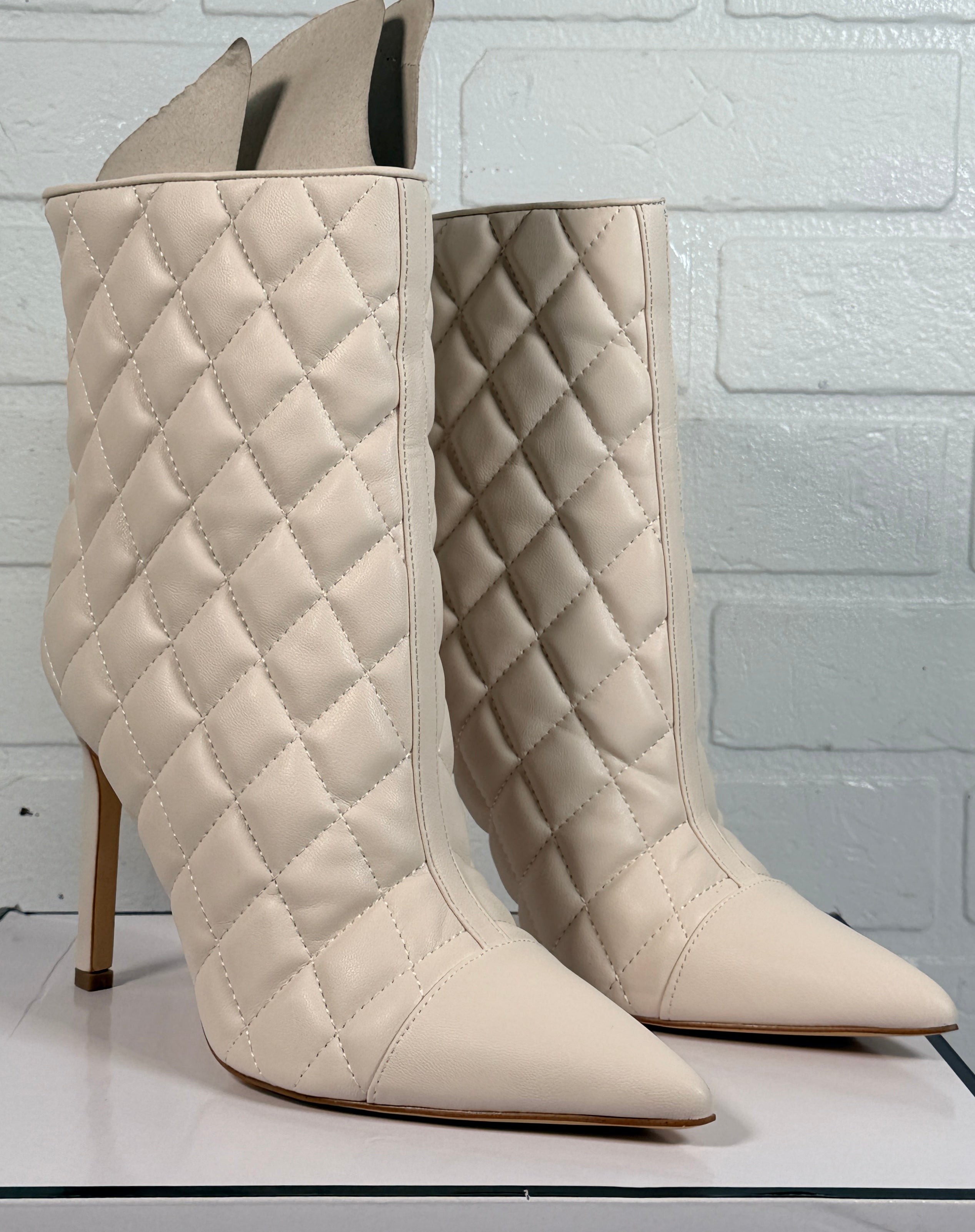 GUESS Simoney ivory quilted ankle boots size 8M with pointed toe stiletto heel and box. Stylish women’s designer-inspired fashion booties.