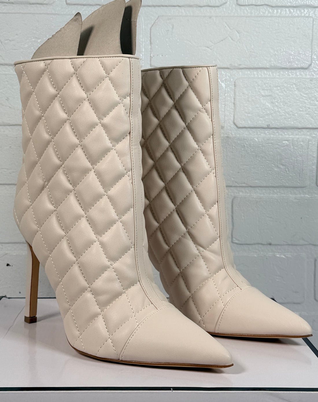 GUESS Simoney ivory quilted ankle boots size 8M with pointed toe stiletto heel and box. Stylish women’s designer-inspired fashion booties.