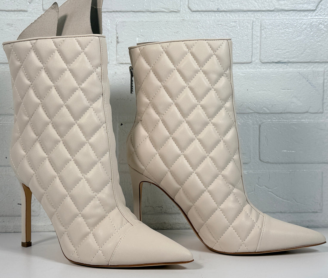 GUESS Simoney ivory quilted ankle boots size 8M with pointed toe stiletto heel and box. Stylish women’s designer-inspired fashion booties.
