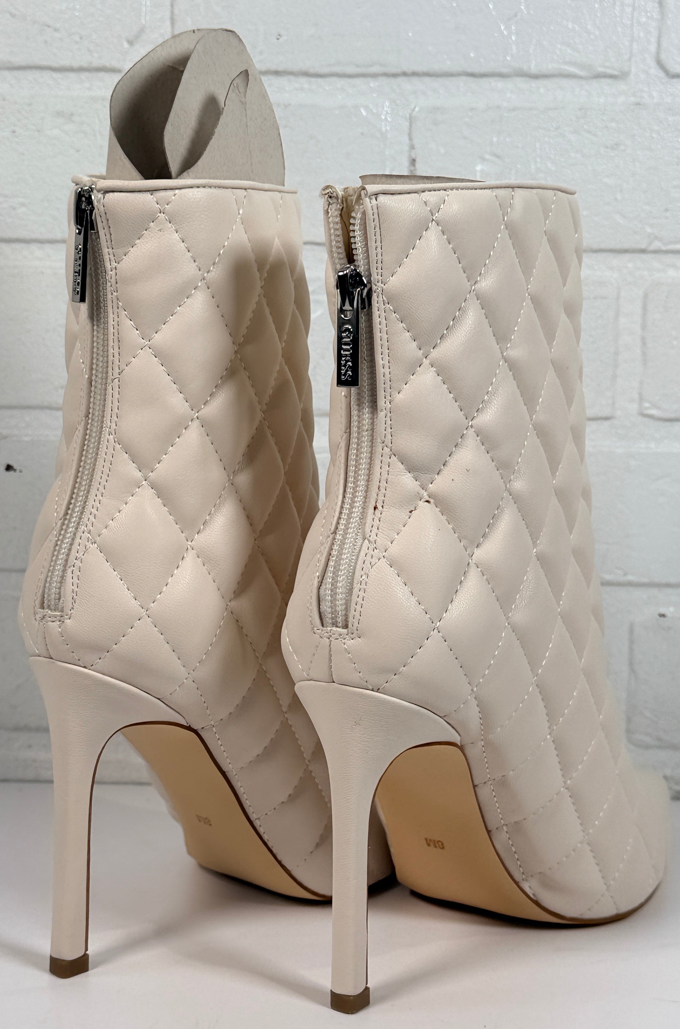 GUESS Simoney ivory quilted ankle boots size 8M with pointed toe stiletto heel and box. Stylish women’s designer-inspired fashion booties.