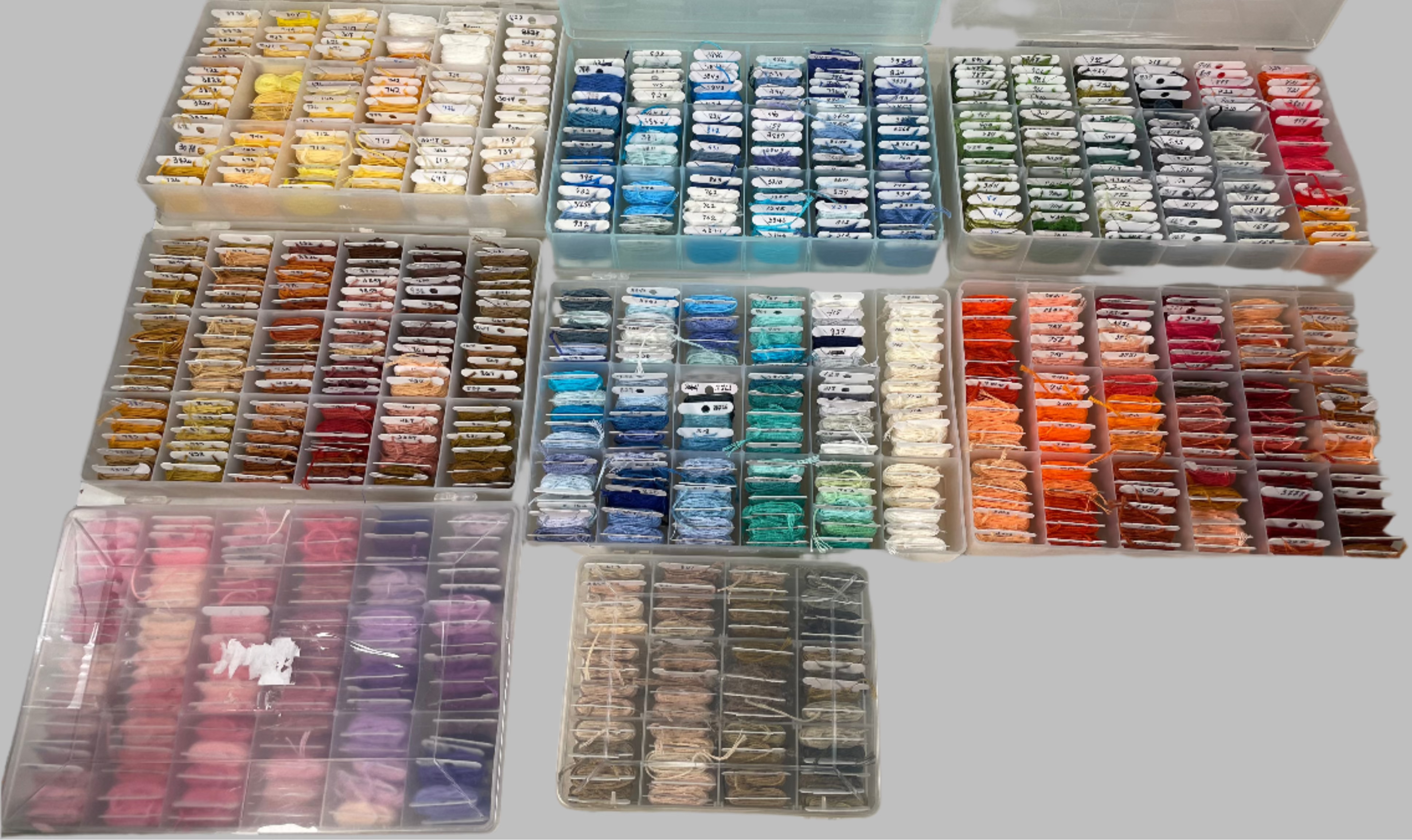 Organiseur de fils à broder DMC – Plus de 100 bobines étiquetées dans un étui de rangement. 8 étuis au total.