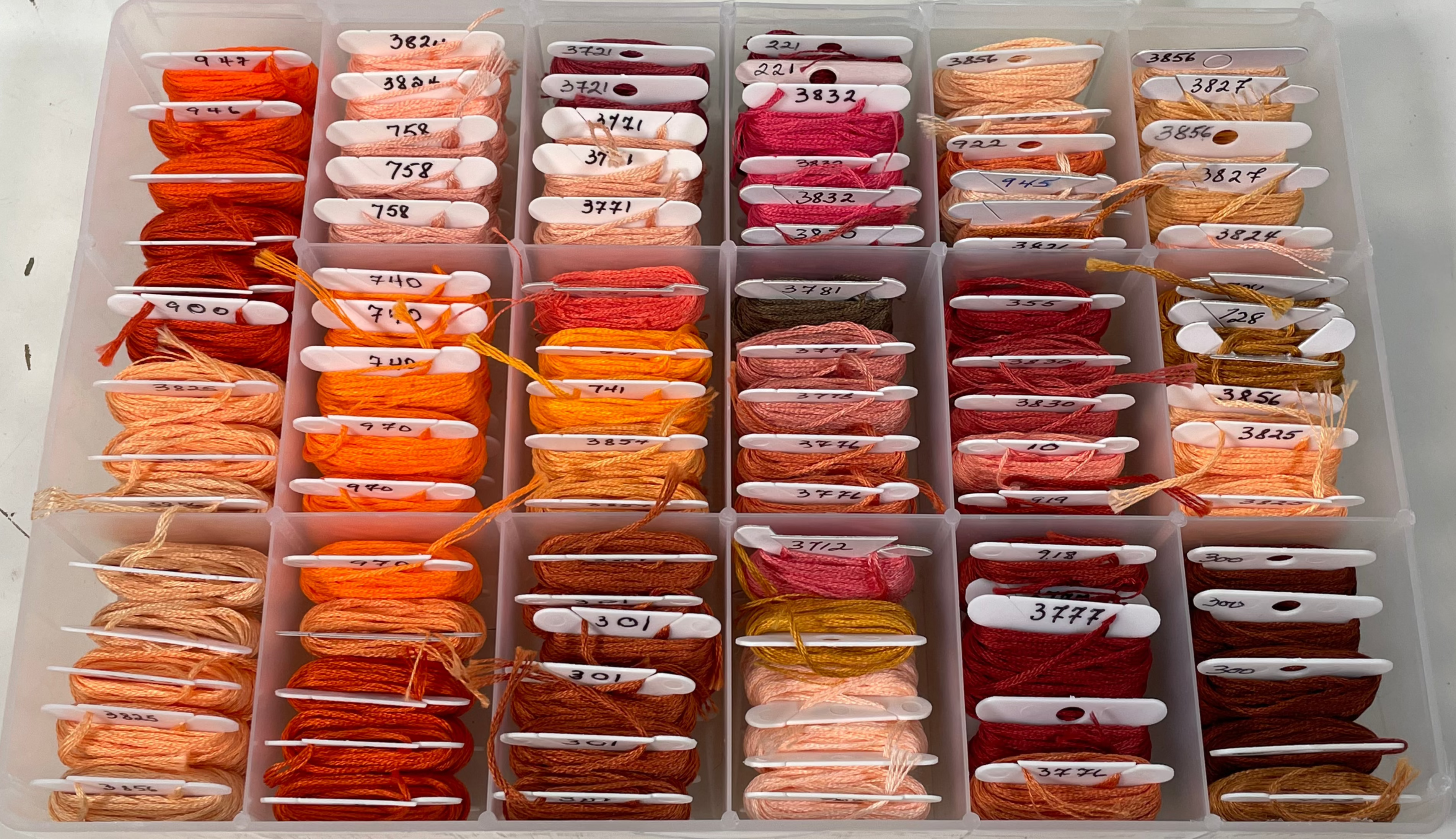 Organiseur de fils à broder DMC – Plus de 100 bobines étiquetées dans un étui de rangement. 8 étuis au total.