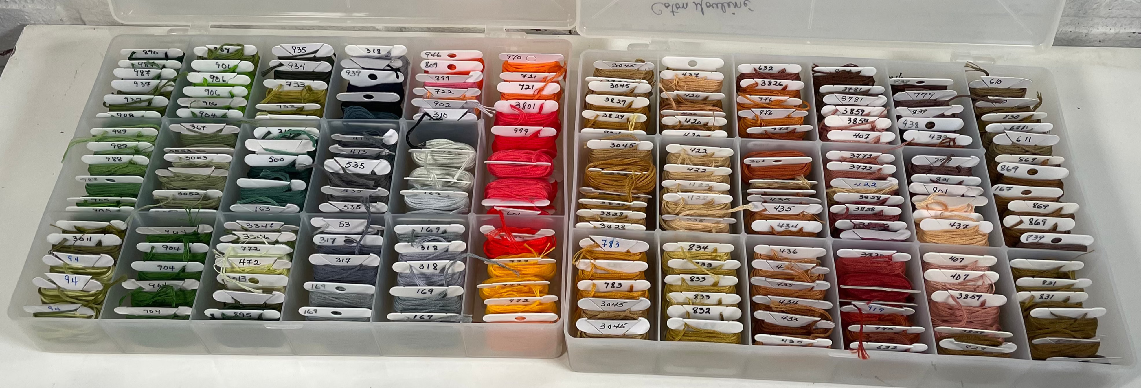 Organiseur de fils à broder DMC – Plus de 100 bobines étiquetées dans un étui de rangement. 8 étuis au total.