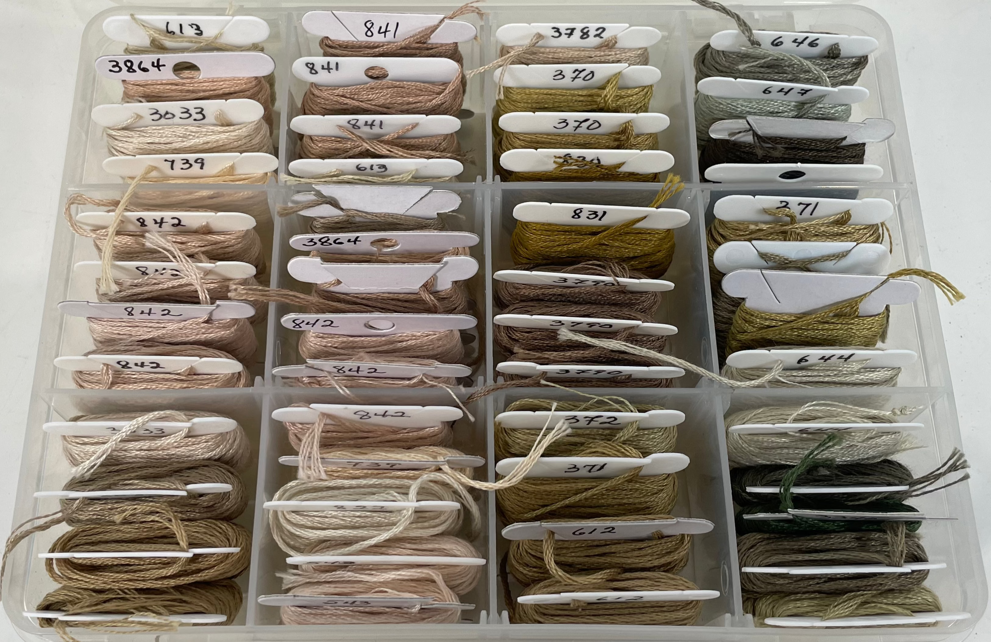 Organiseur de fils à broder DMC – Plus de 100 bobines étiquetées dans un étui de rangement. 8 étuis au total.