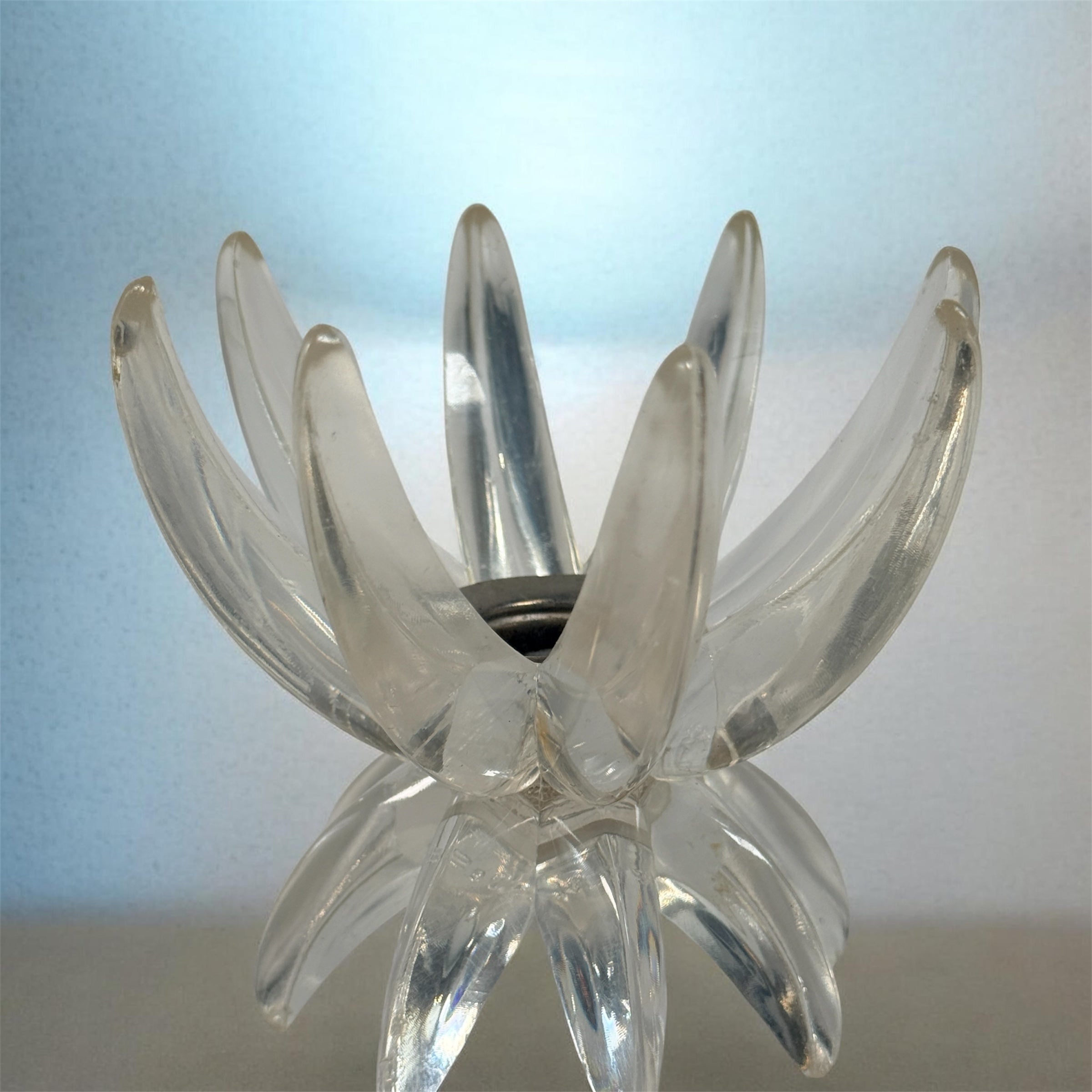 Bougeoir Lotus Vintage en Lucite d'Allemagne de l'Ouest, Floral Transparent.