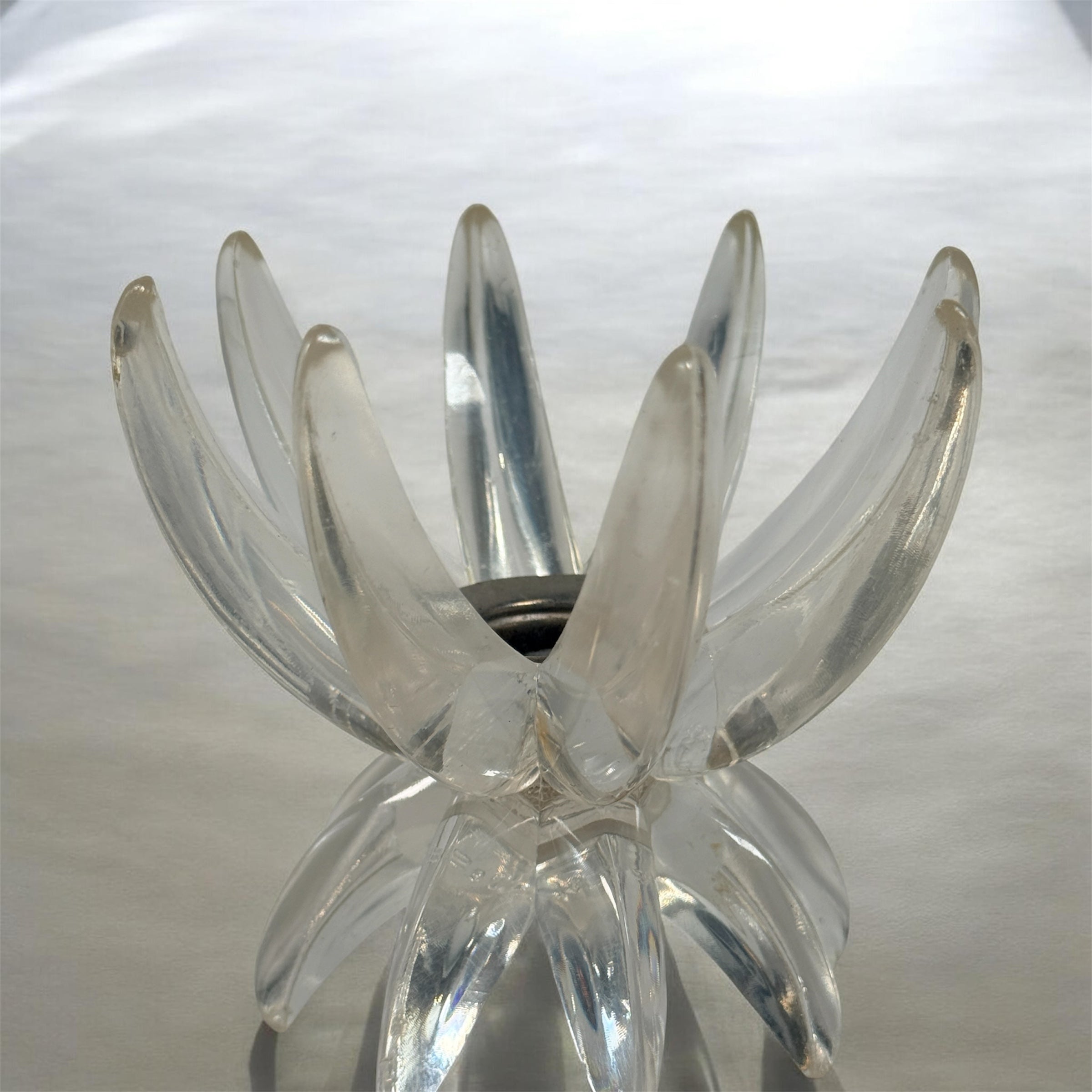 Bougeoir Lotus Vintage en Lucite d'Allemagne de l'Ouest, Floral Transparent.