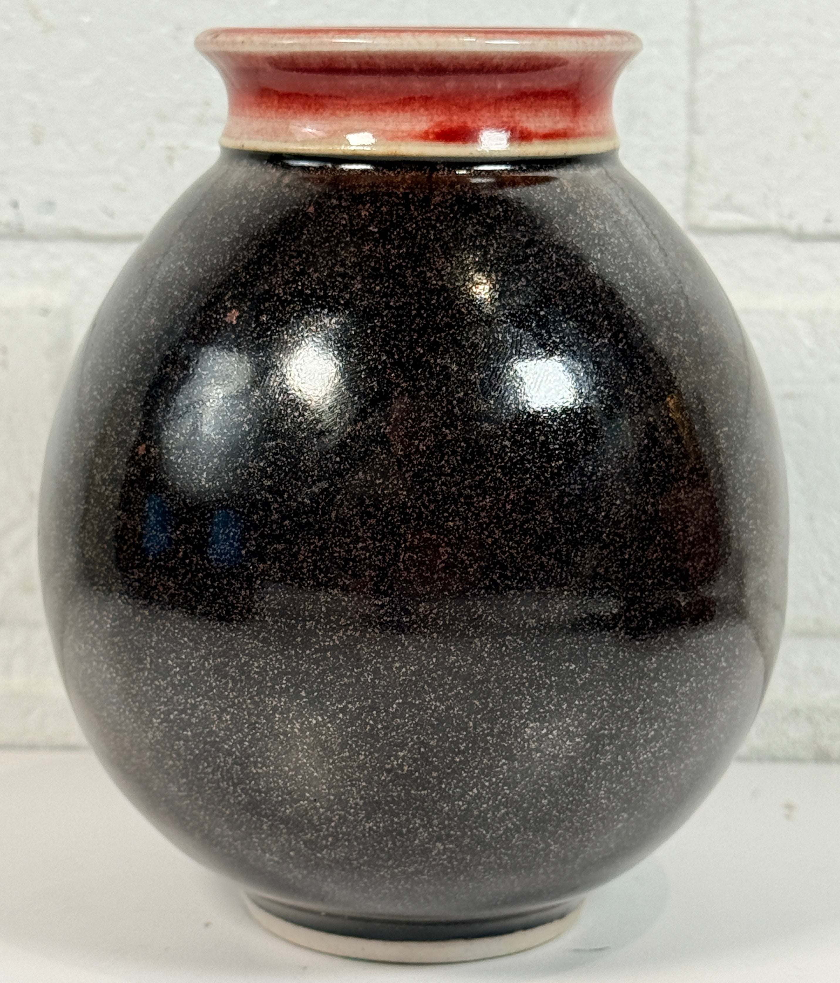 Vase en céramique d'Elizabeth Wolcott, signé, poterie canadienne.