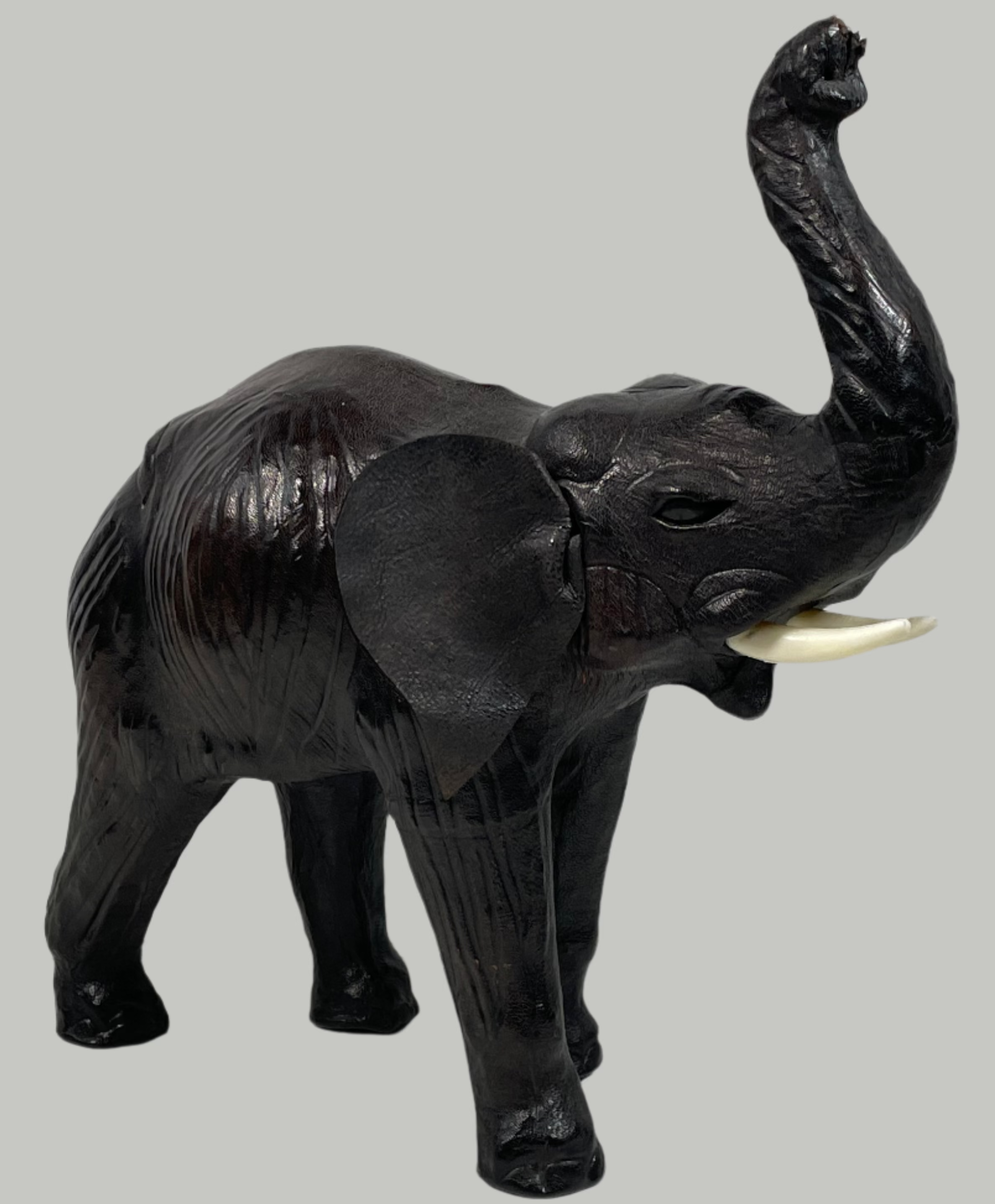 Statue d'éléphant vintage gainée de cuir. Inde, hauteur 33 cm x largeur 31,8 cm.