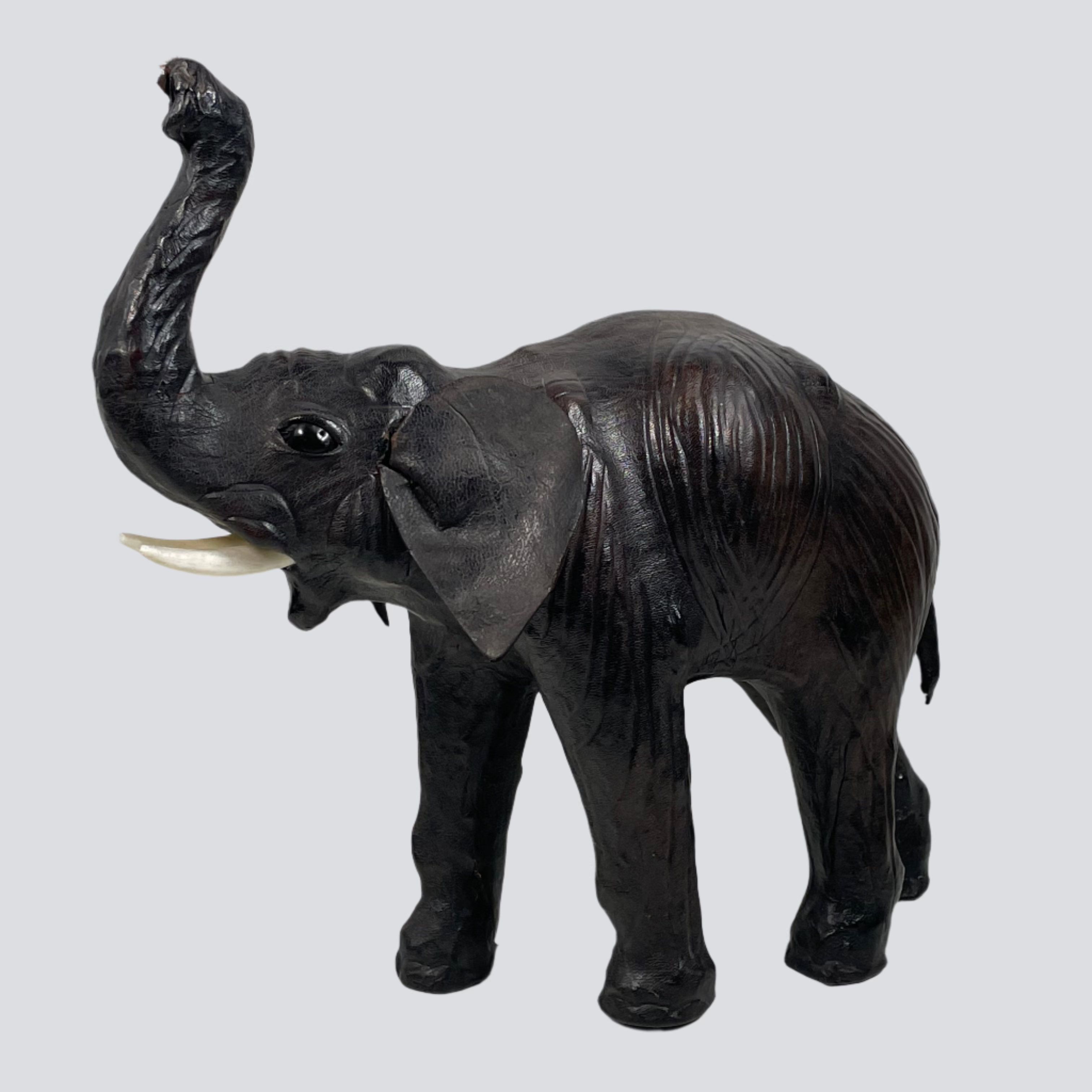 Statue d'éléphant vintage gainée de cuir. Inde, hauteur 33 cm x largeur 31,8 cm.