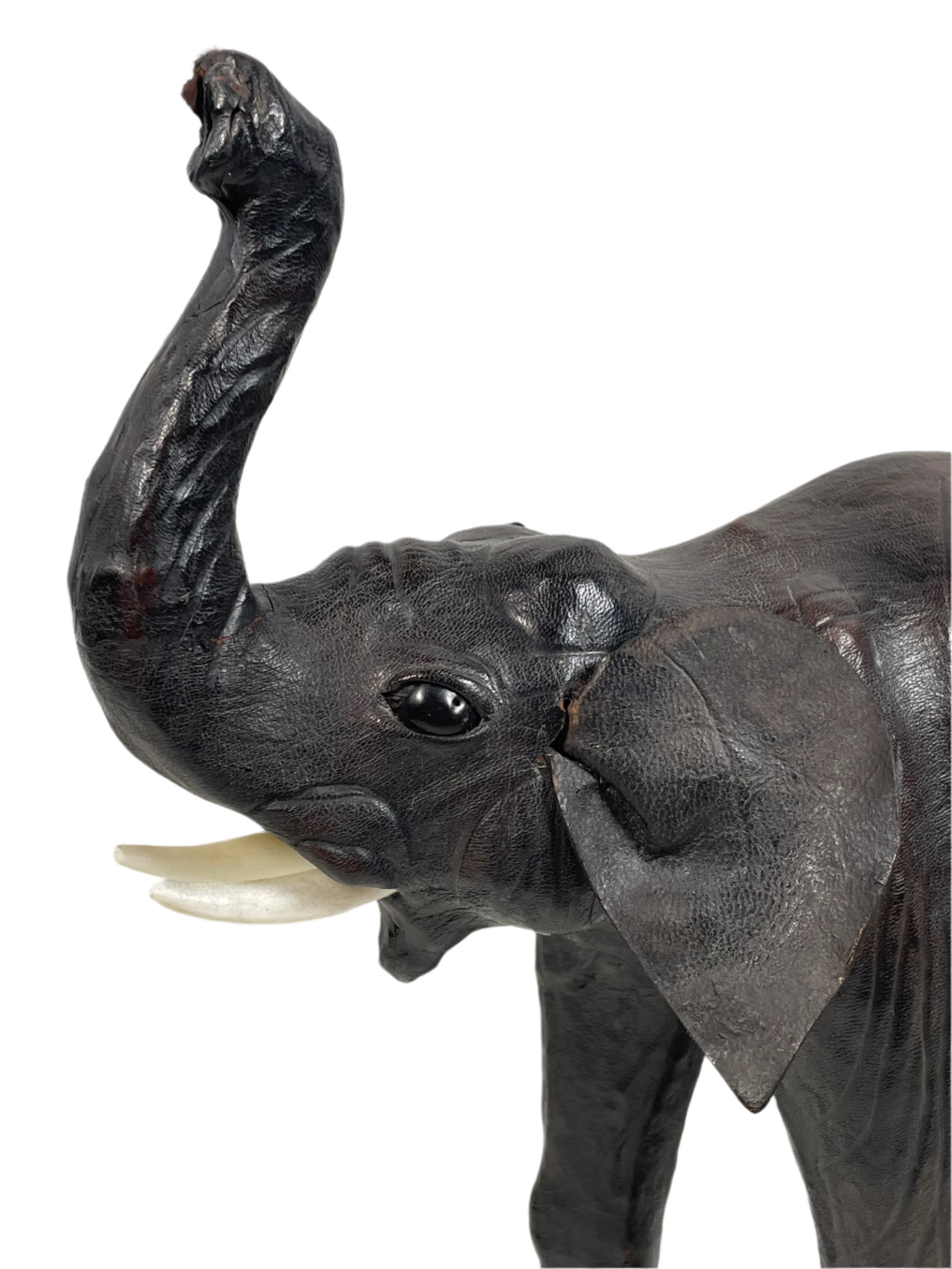 Statue d'éléphant vintage gainée de cuir. Inde, hauteur 33 cm x largeur 31,8 cm.