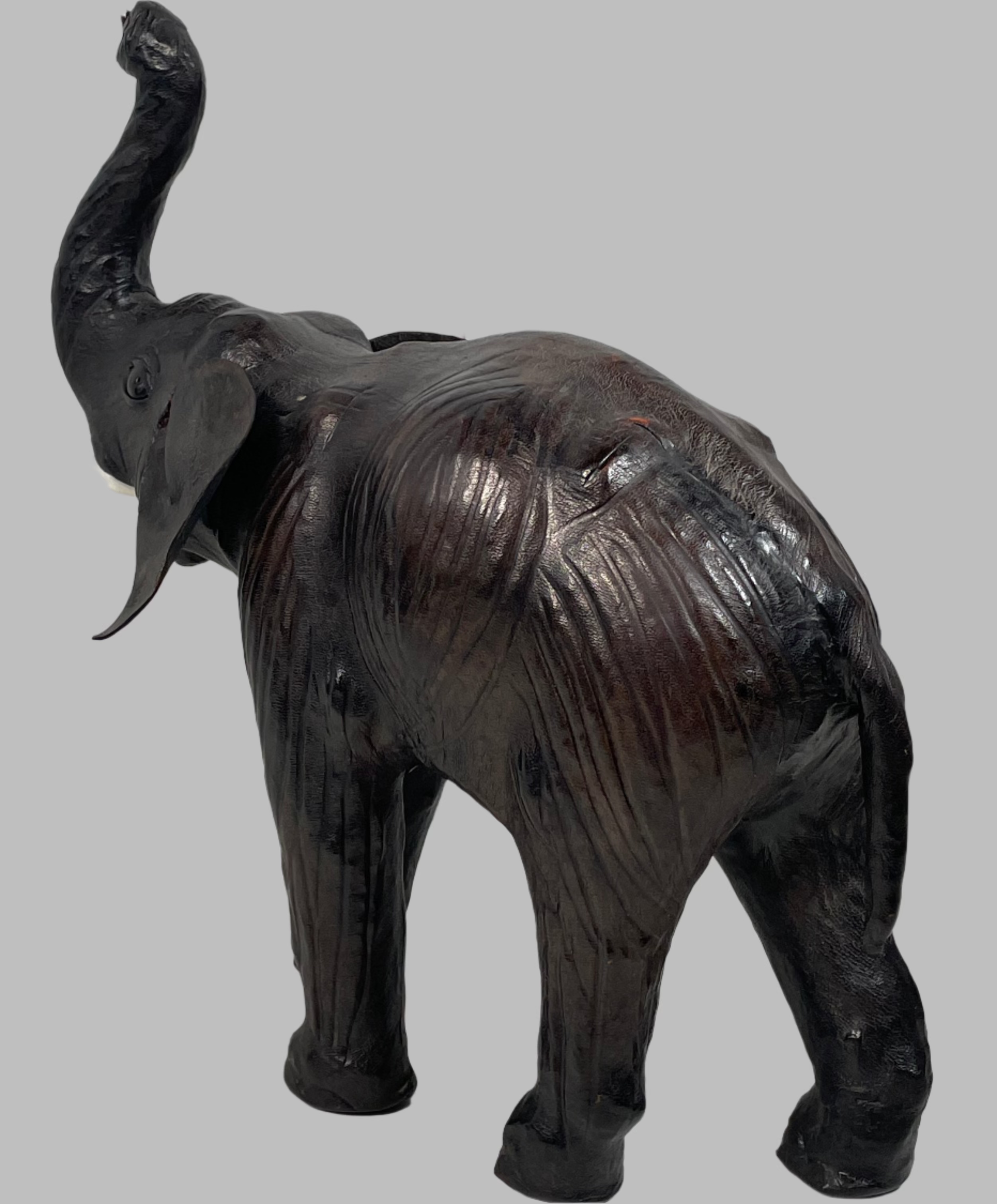 Statue d'éléphant vintage gainée de cuir. Inde, hauteur 33 cm x largeur 31,8 cm.