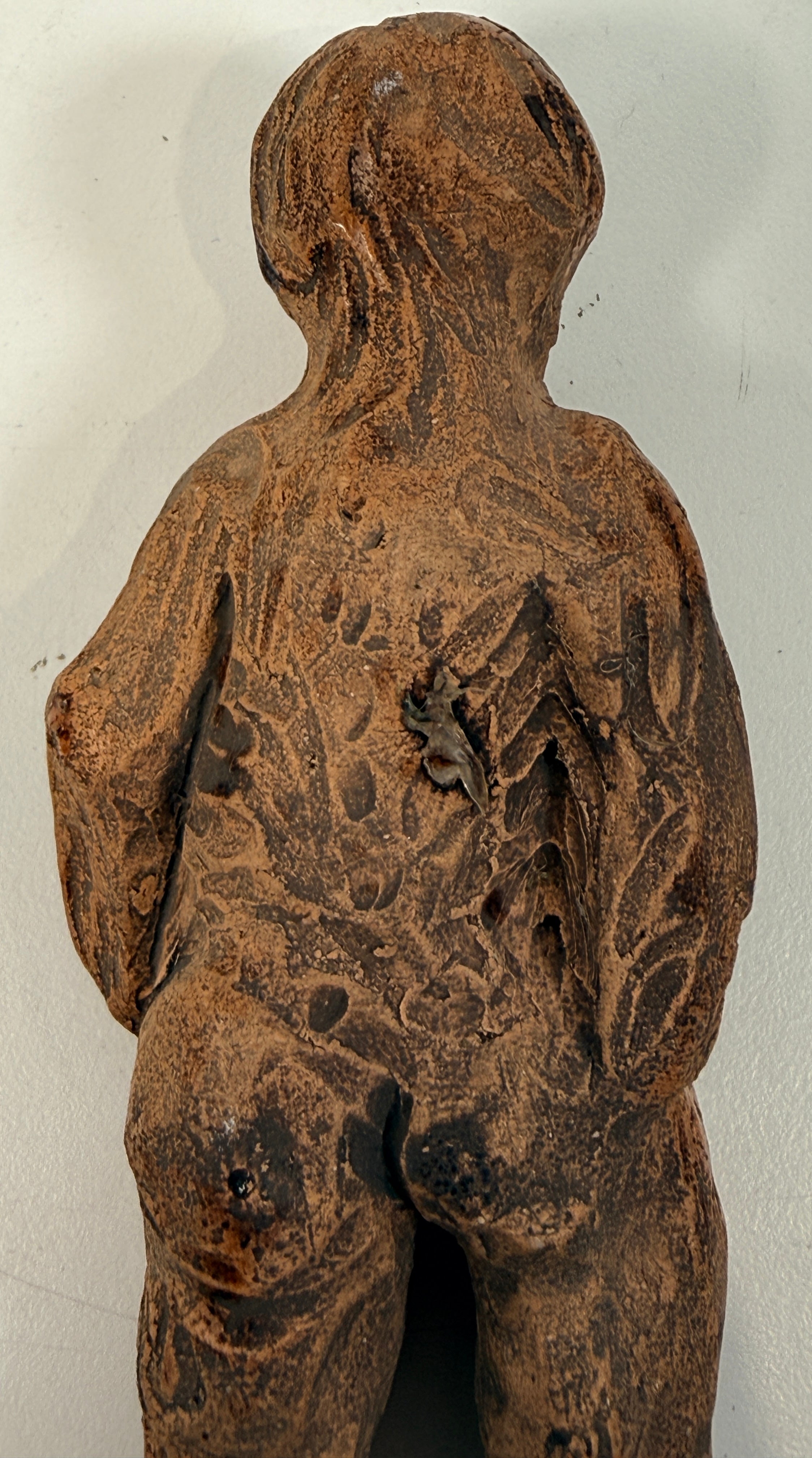 Sculpture moderniste brutaliste de figure féminine, forme nue d'art d'atelier.