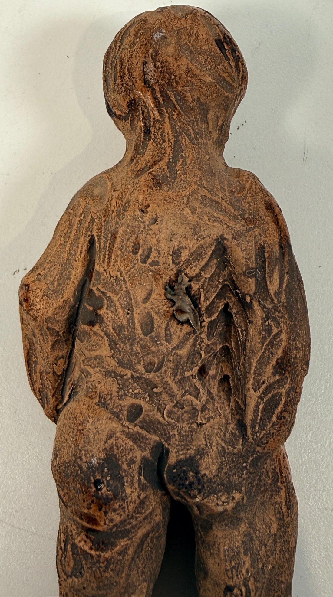 Sculpture moderniste brutaliste de figure féminine, forme nue d'art d'atelier.