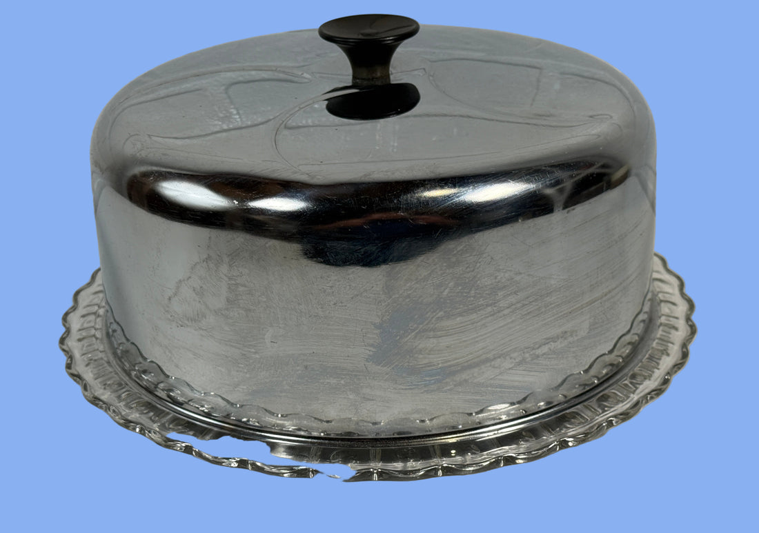 Assiette à gâteau vintage en verre pressé avec couvercle en métal – Serveur de cuisine rétro du milieu du siècle