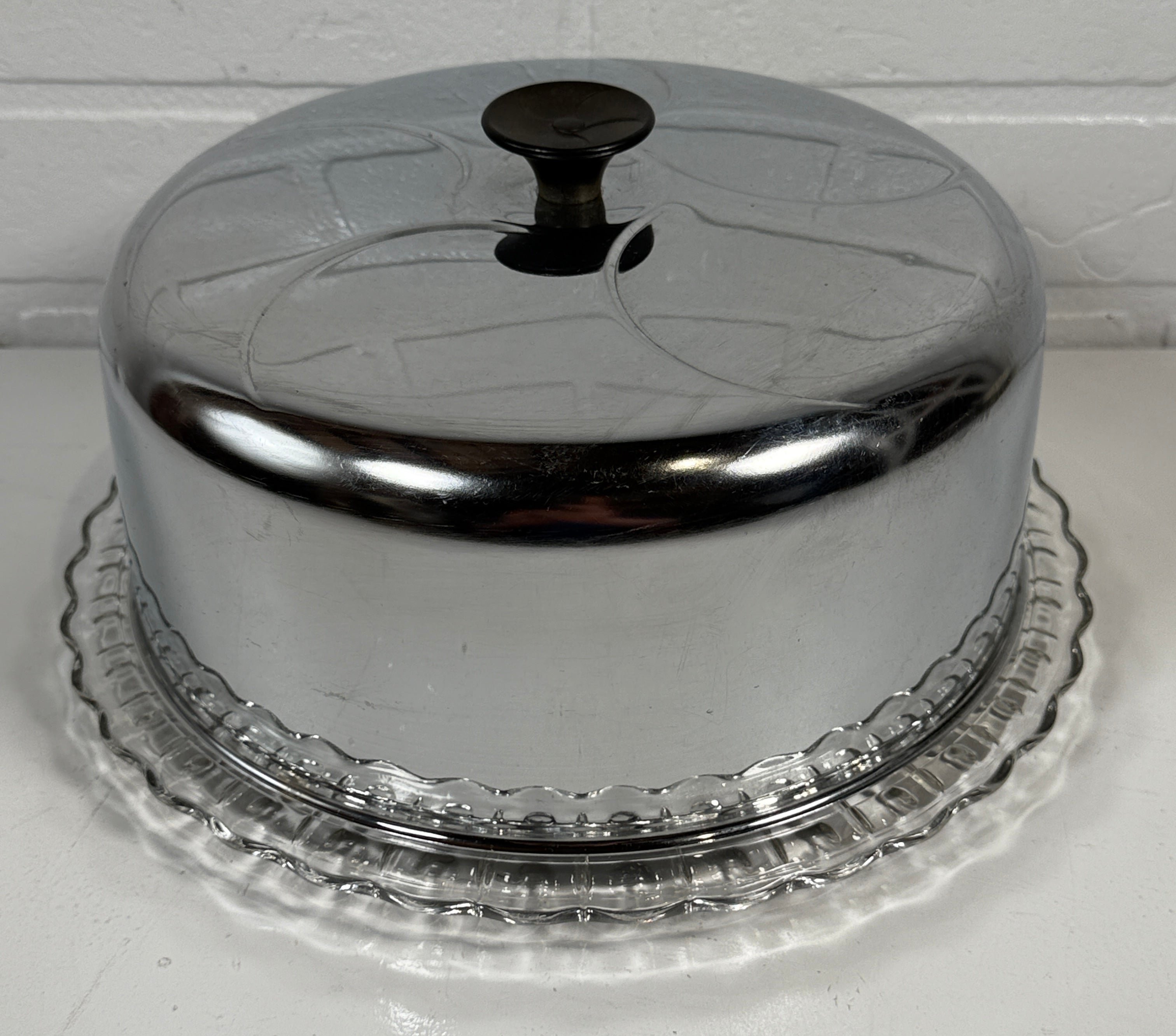 Assiette à gâteau vintage en verre pressé avec couvercle en métal – Serveur de cuisine rétro du milieu du siècle