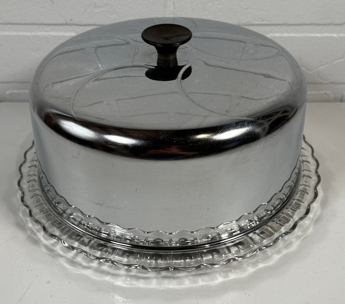 Assiette à gâteau vintage en verre pressé avec couvercle en métal – Serveur de cuisine rétro du milieu du siècle