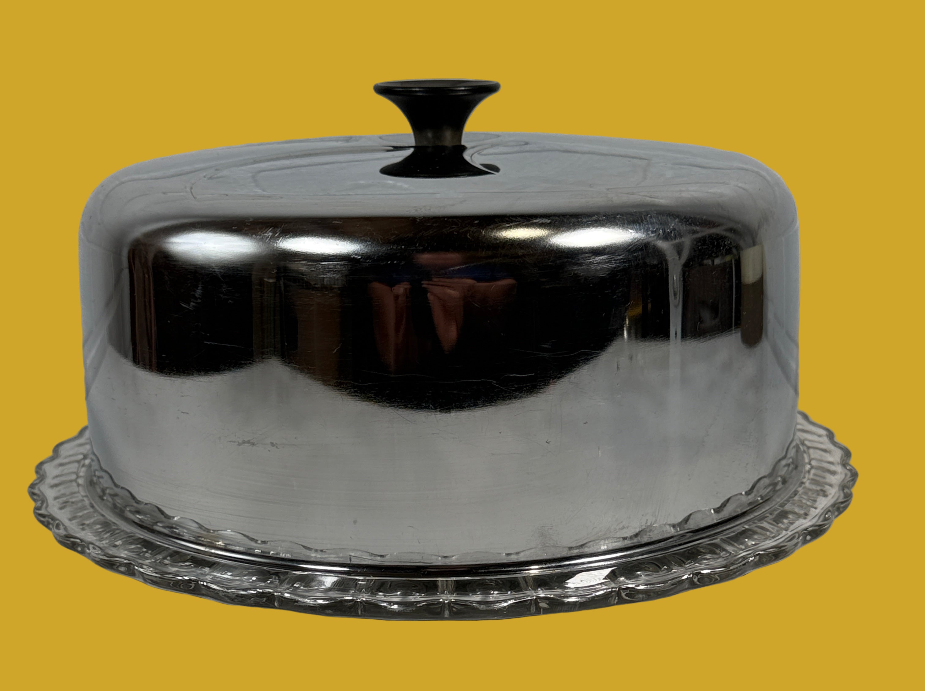 Assiette à gâteau vintage en verre pressé avec couvercle en métal – Serveur de cuisine rétro du milieu du siècle