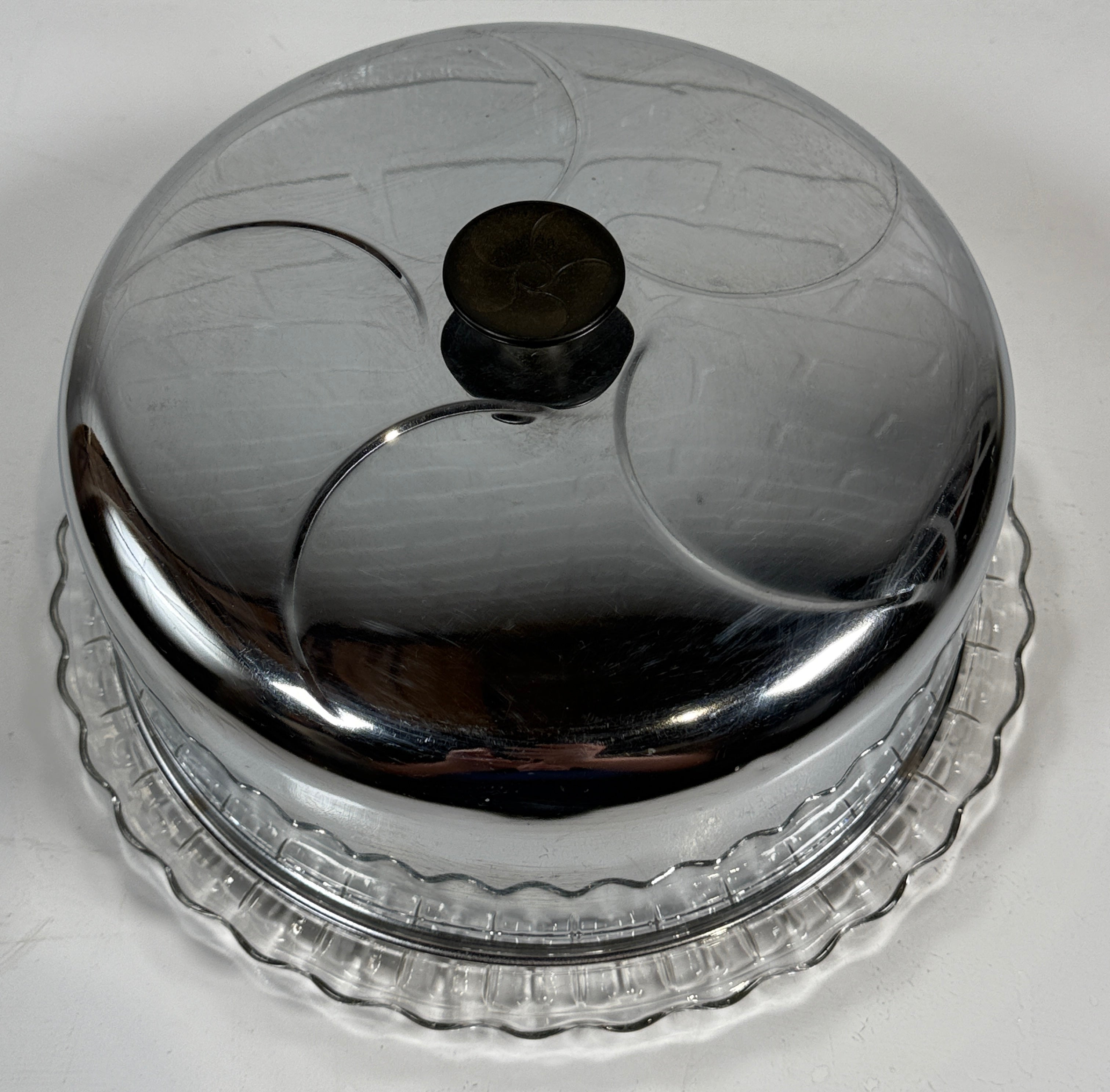 Assiette à gâteau vintage en verre pressé avec couvercle en métal – Serveur de cuisine rétro du milieu du siècle