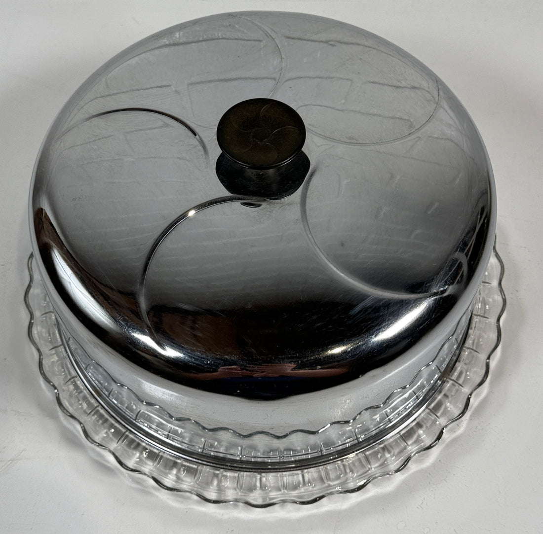 Assiette à gâteau vintage en verre pressé avec couvercle en métal – Serveur de cuisine rétro du milieu du siècle