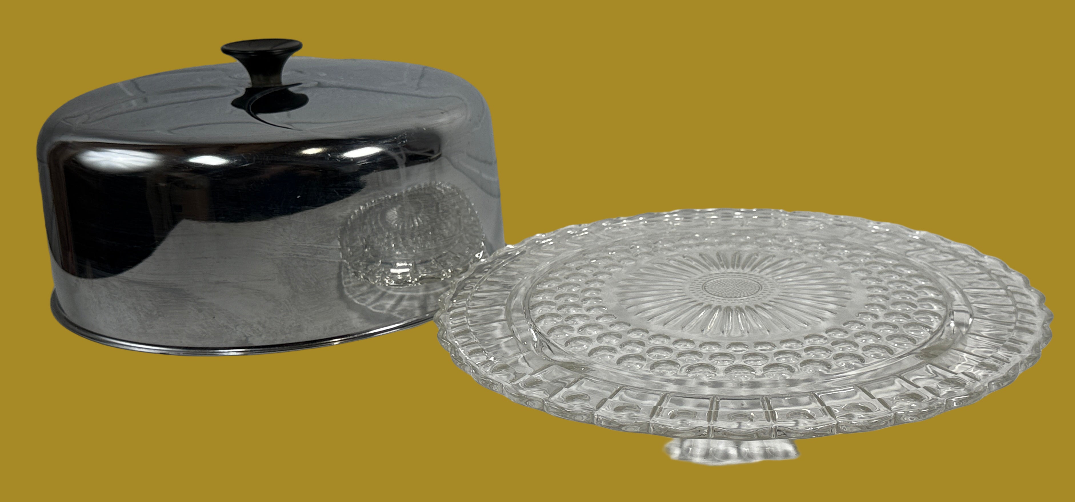 Assiette à gâteau vintage en verre pressé avec couvercle en métal – Serveur de cuisine rétro du milieu du siècle