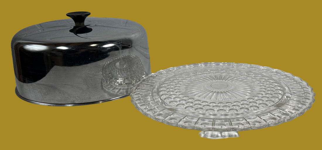 Assiette à gâteau vintage en verre pressé avec couvercle en métal – Serveur de cuisine rétro du milieu du siècle