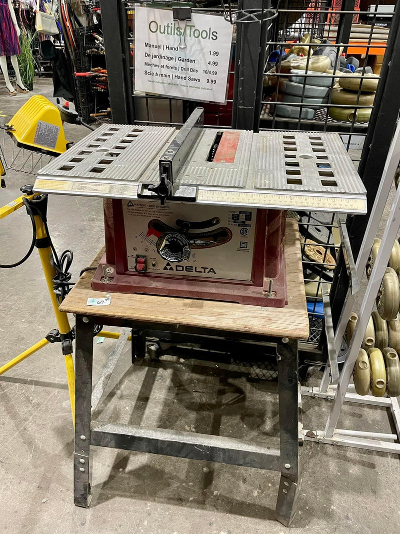 Nice DELTA table saw on a table that’s included