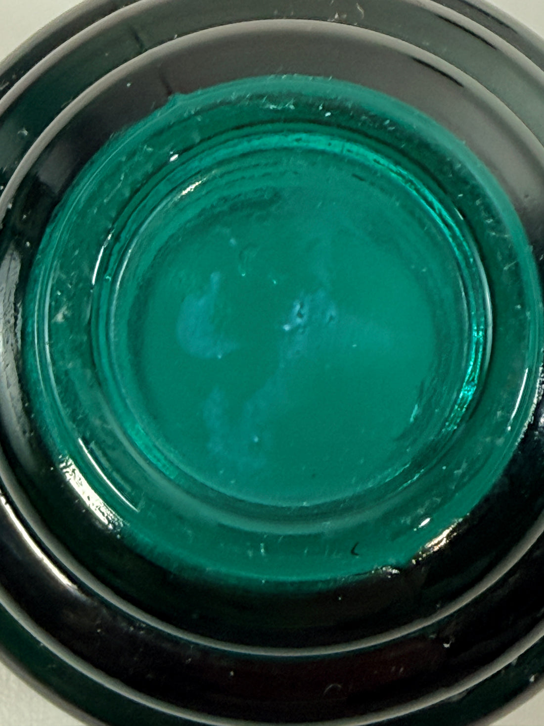 Bougeoirs Art Déco cannelés en verre sarcelle, paire.
