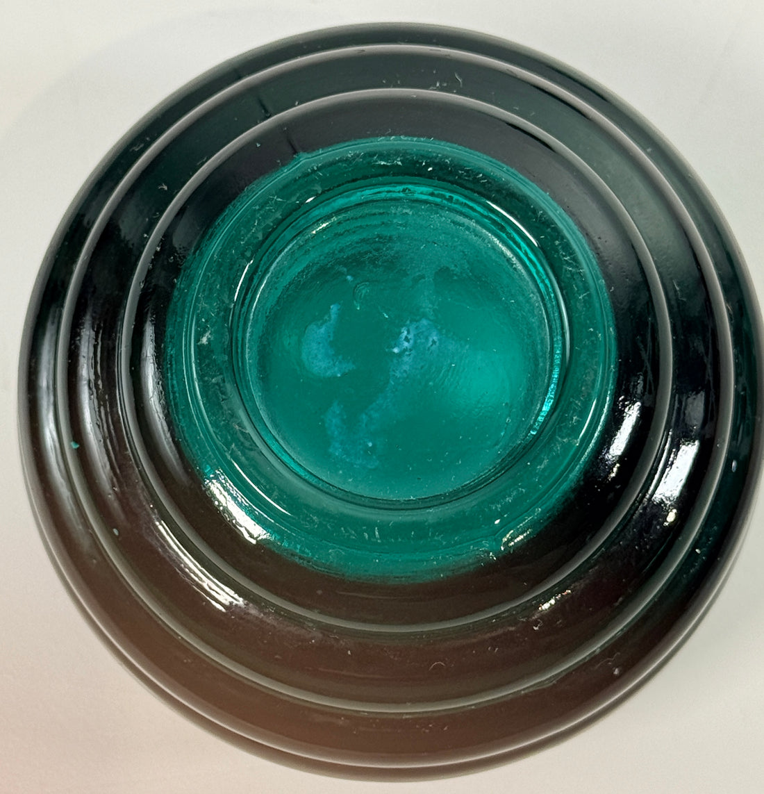 Bougeoirs Art Déco cannelés en verre sarcelle, paire.