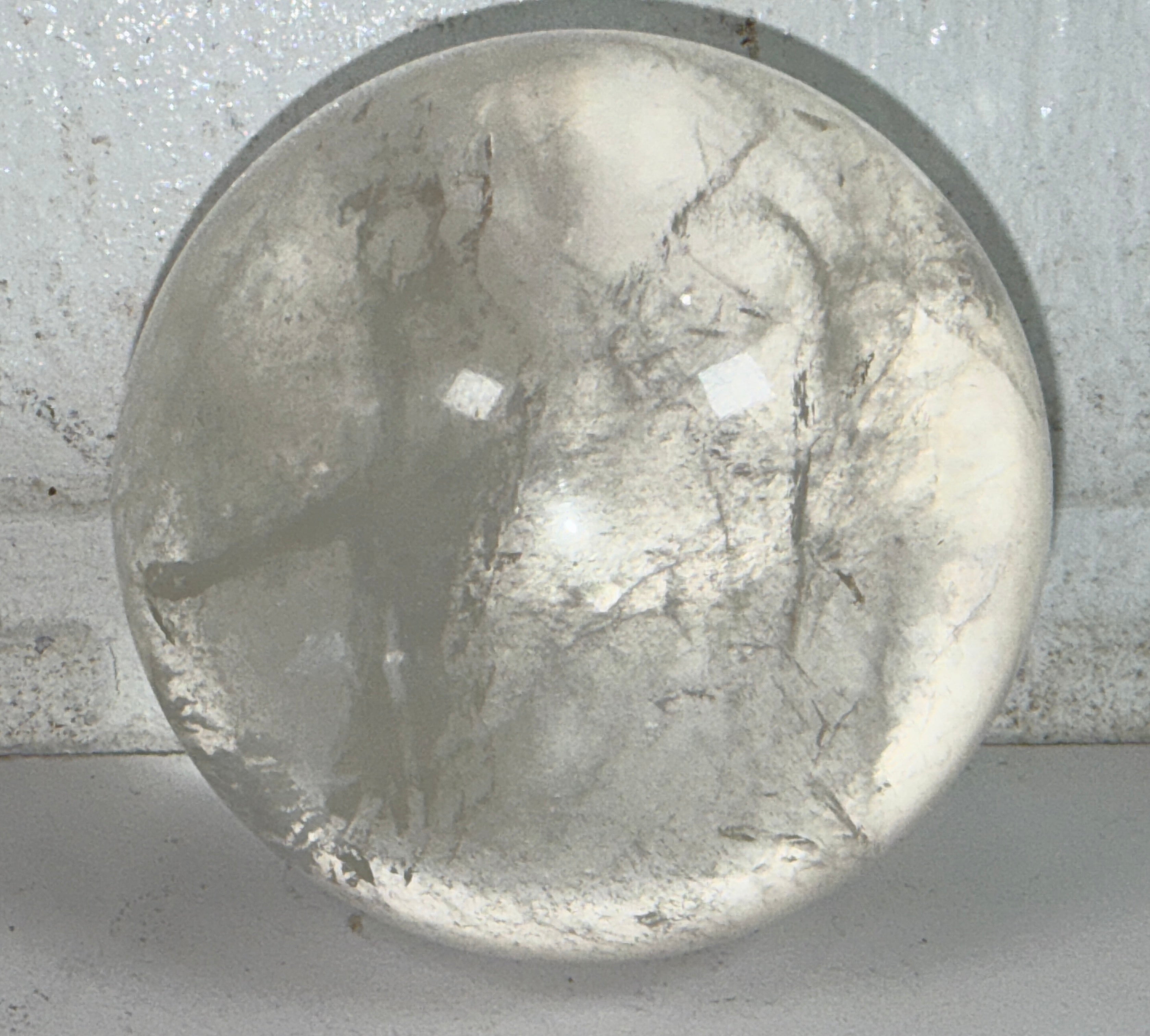 Sphère de cristal de quartz incolore naturel, orbe poli de 70 mm.