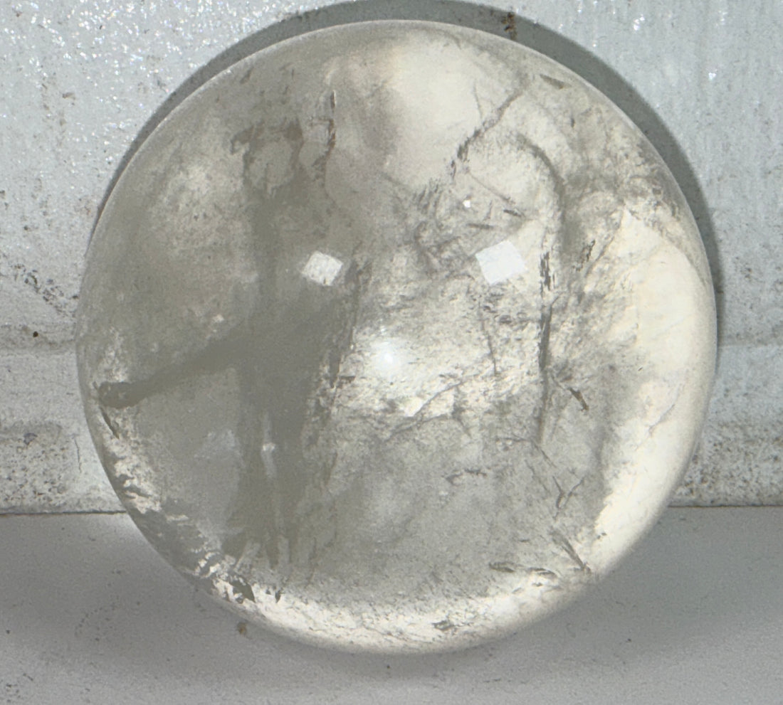 Sphère de cristal de quartz incolore naturel, orbe poli de 70 mm.