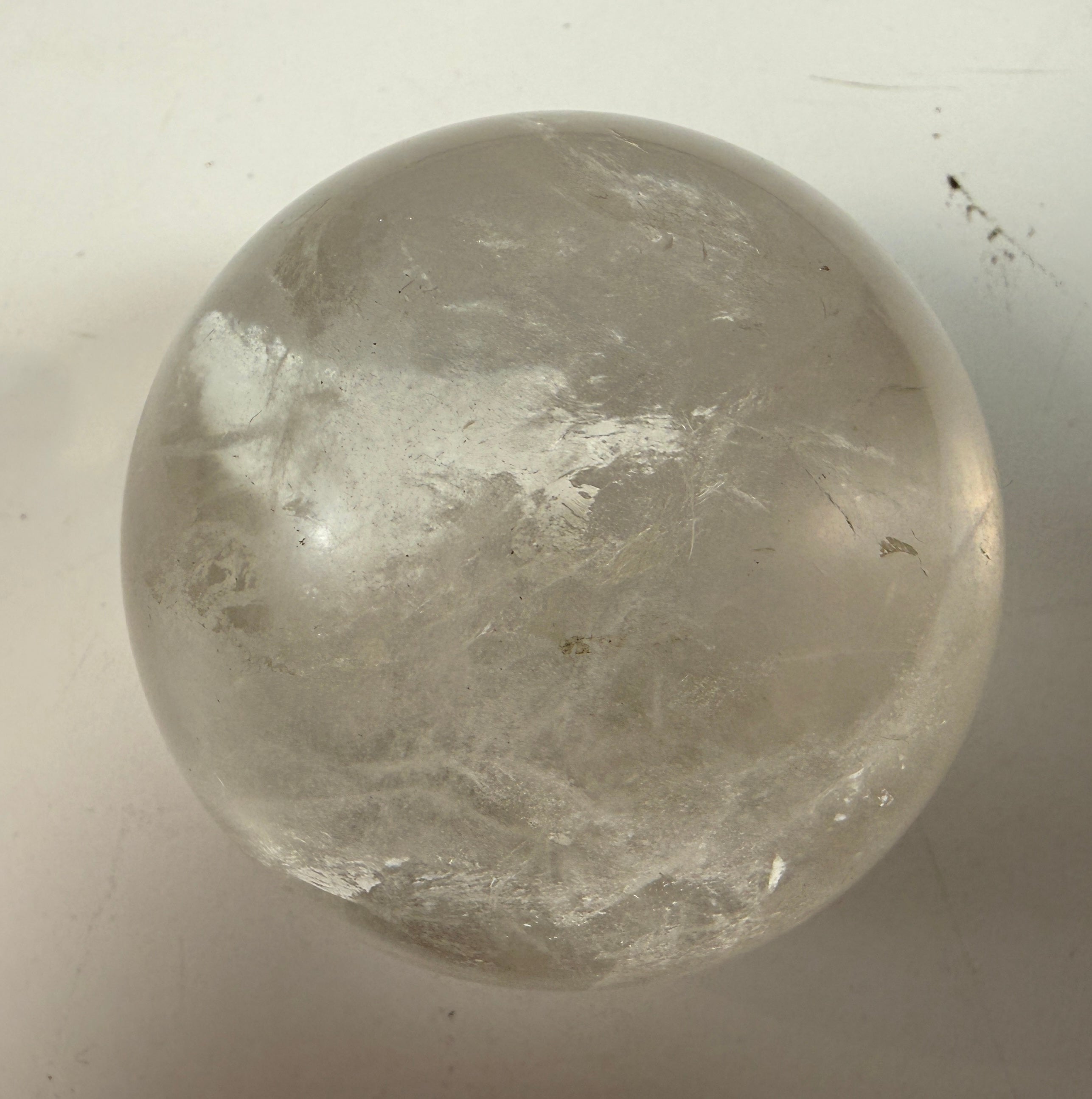 Sphère de cristal de quartz incolore naturel, orbe poli de 70 mm.