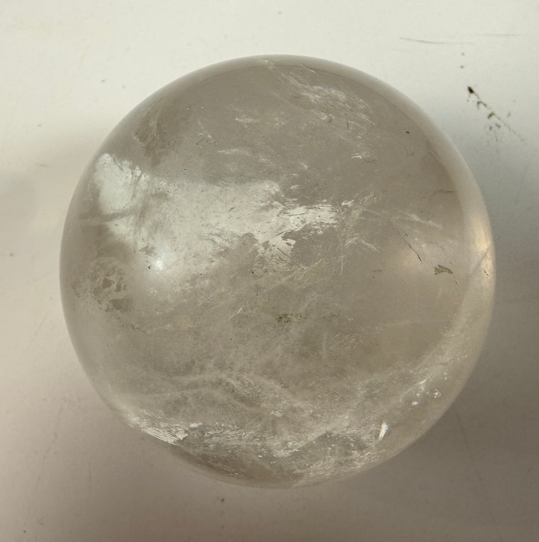 Sphère de cristal de quartz incolore naturel, orbe poli de 70 mm.