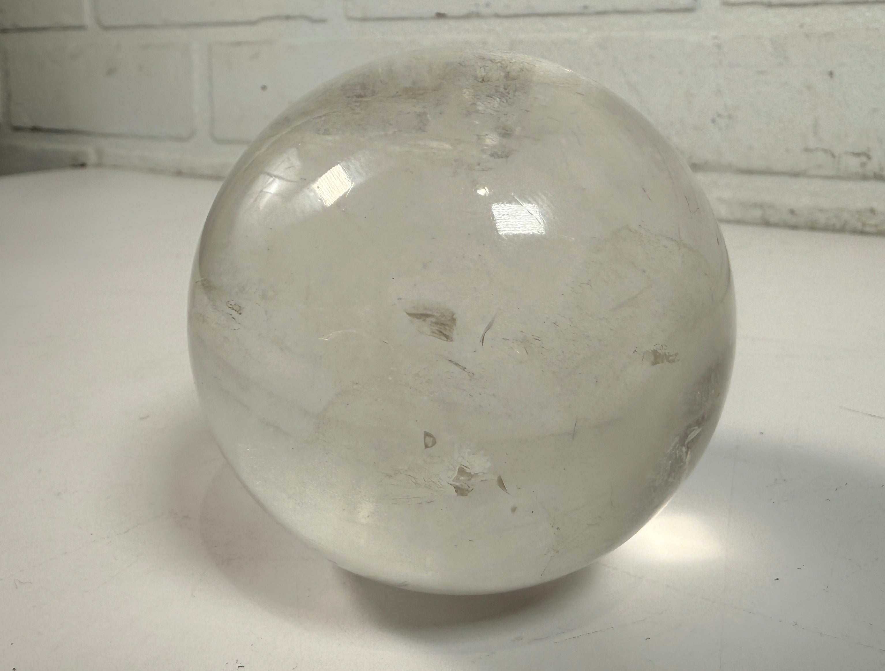 Sphère de cristal de quartz incolore naturel, orbe poli de 70 mm.