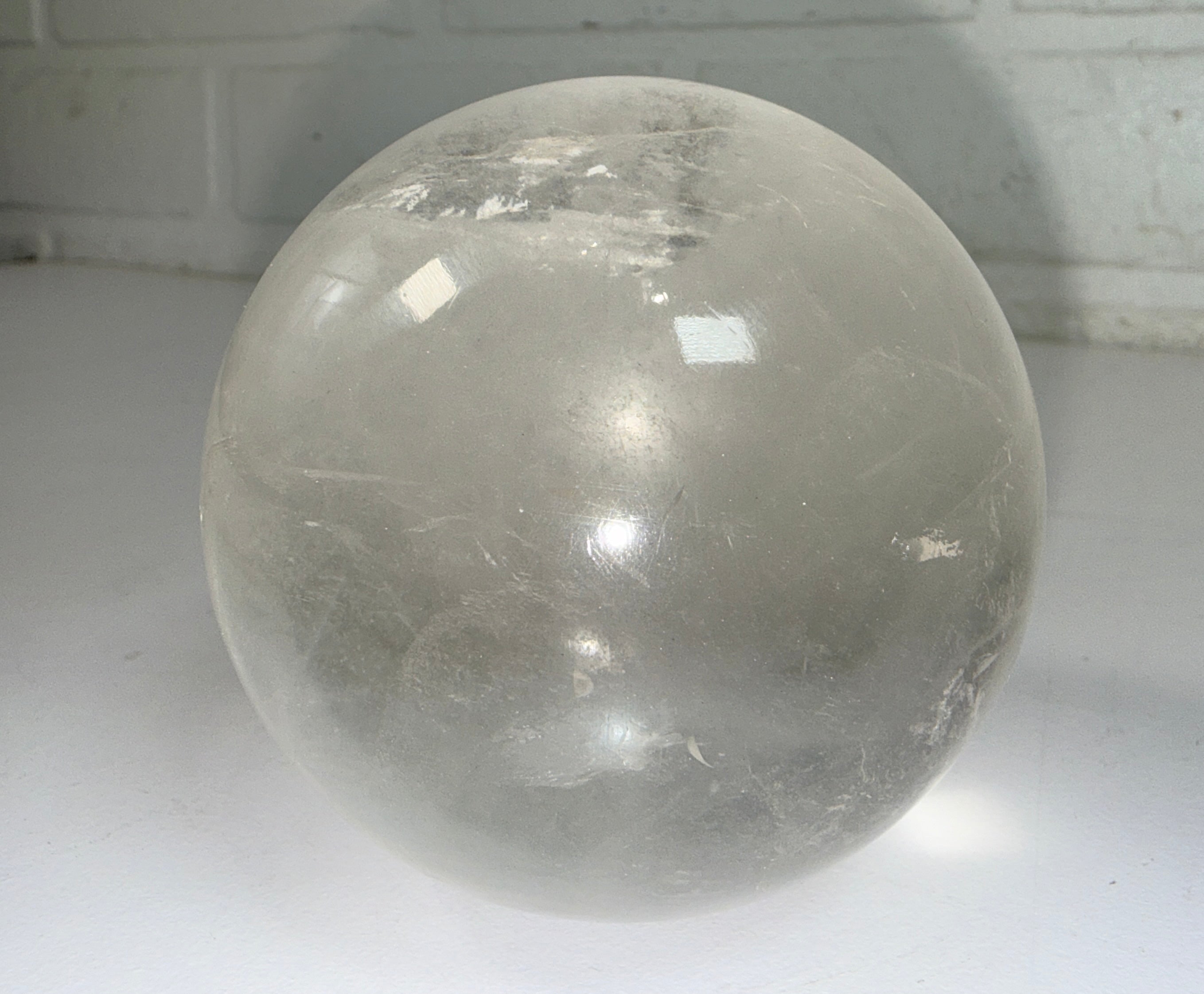 Sphère de cristal de quartz incolore naturel, orbe poli de 70 mm.