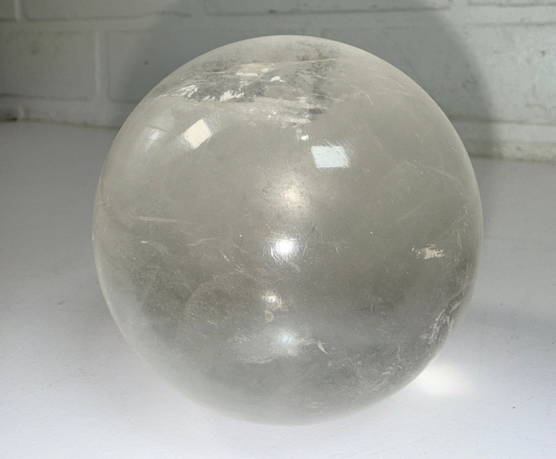 Sphère de cristal de quartz incolore naturel, orbe poli de 70 mm.