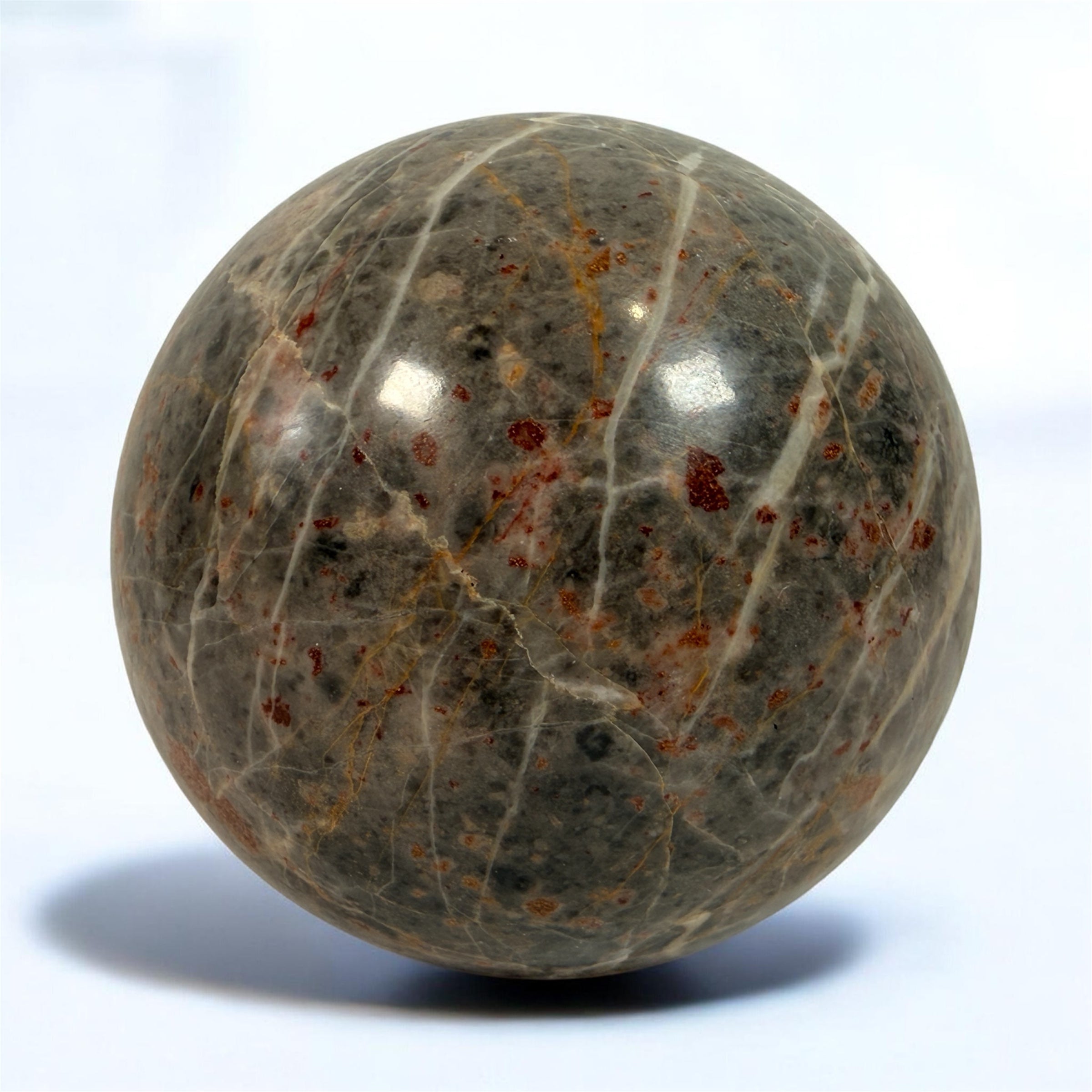 Grande sphère en jaspe gris poli, inclusions de fer rouge, 10 cm