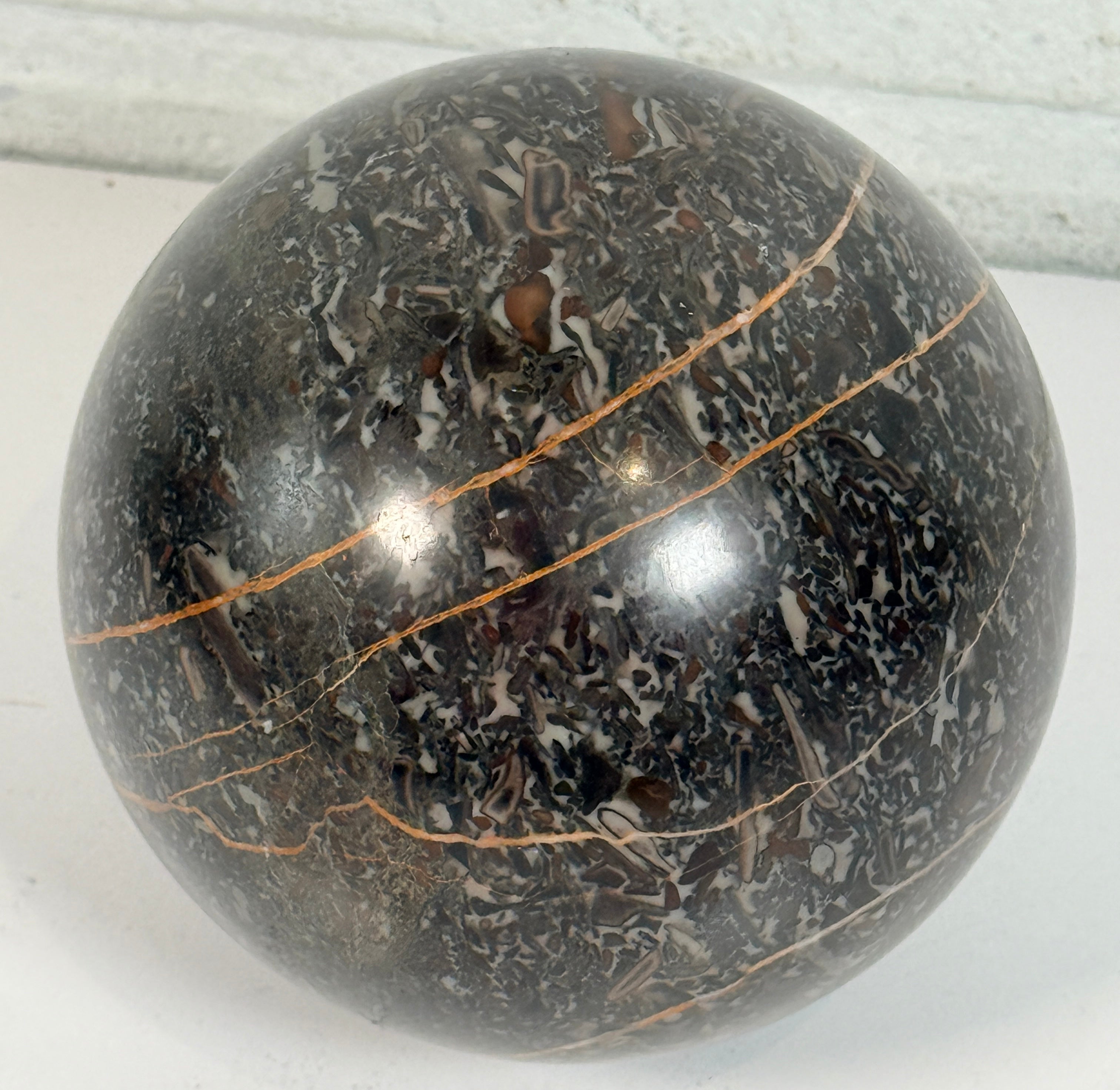 Grande sphère fossile d'Orthoceras, pierre noire marocaine.