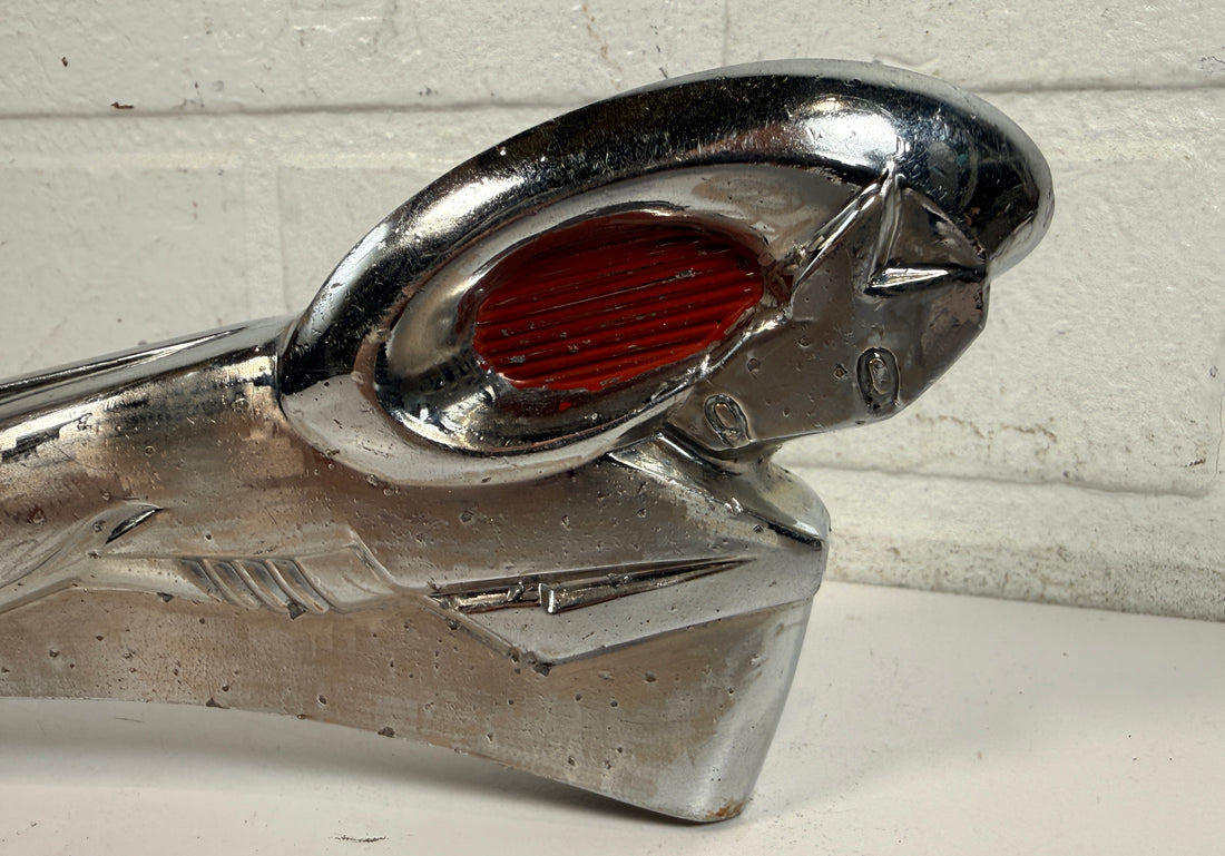 Ornement de capot Dodge Ram vintage, yeux rouges, mascotte chromée, années 1950.