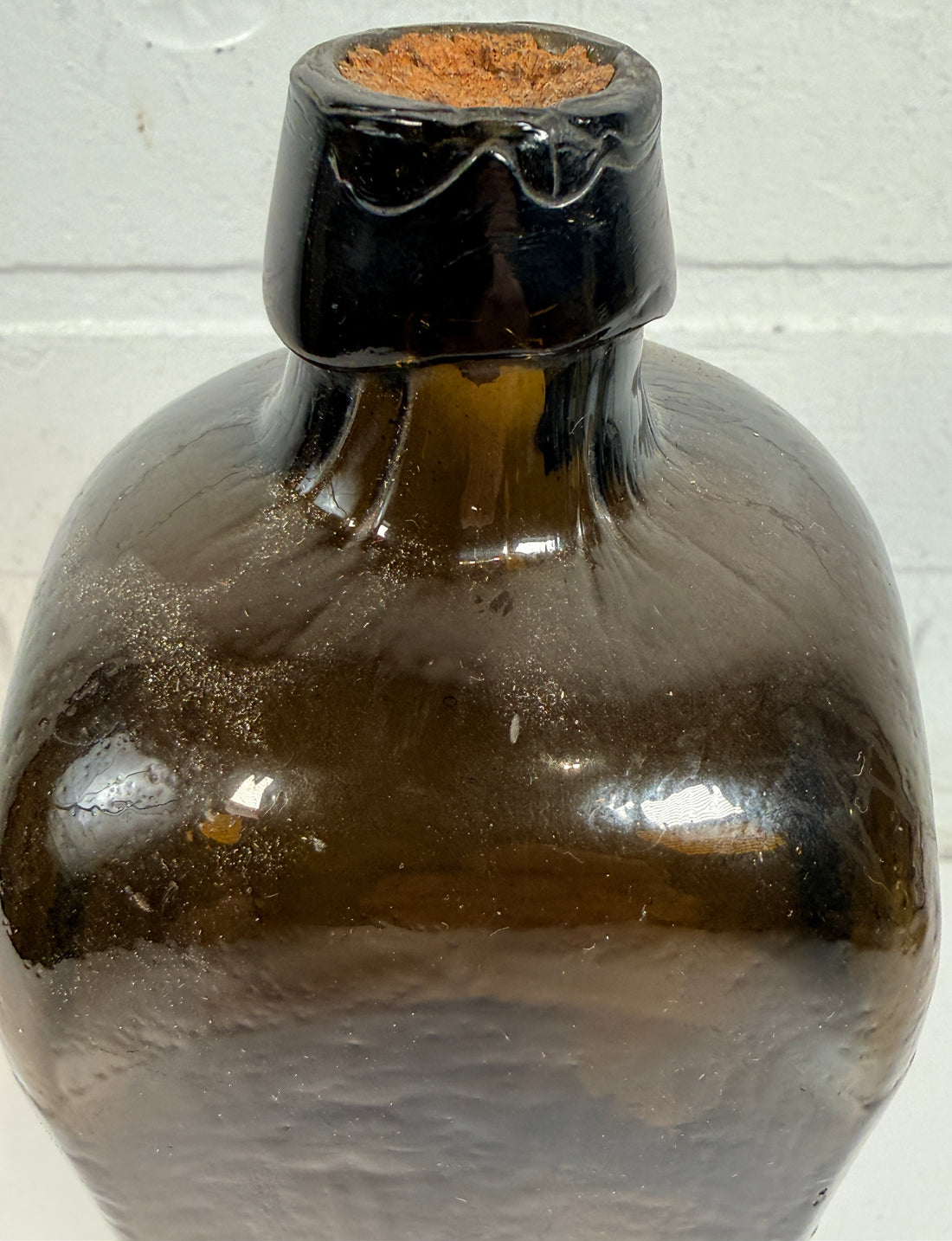 Bouteille de gin de collection en verre olive, style genièvre hollandais, carrée et effilée.