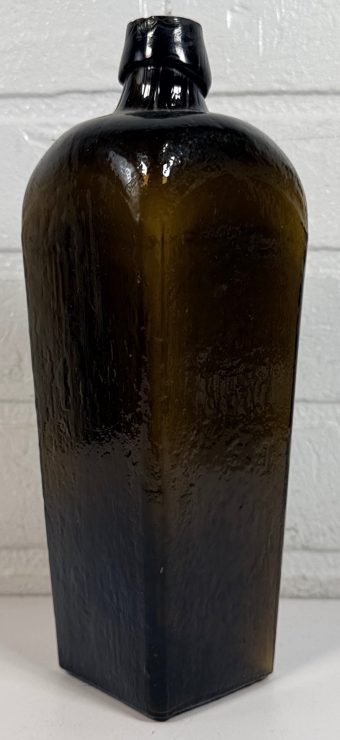 Bouteille de gin de collection en verre olive, style genièvre hollandais, carrée et effilée.